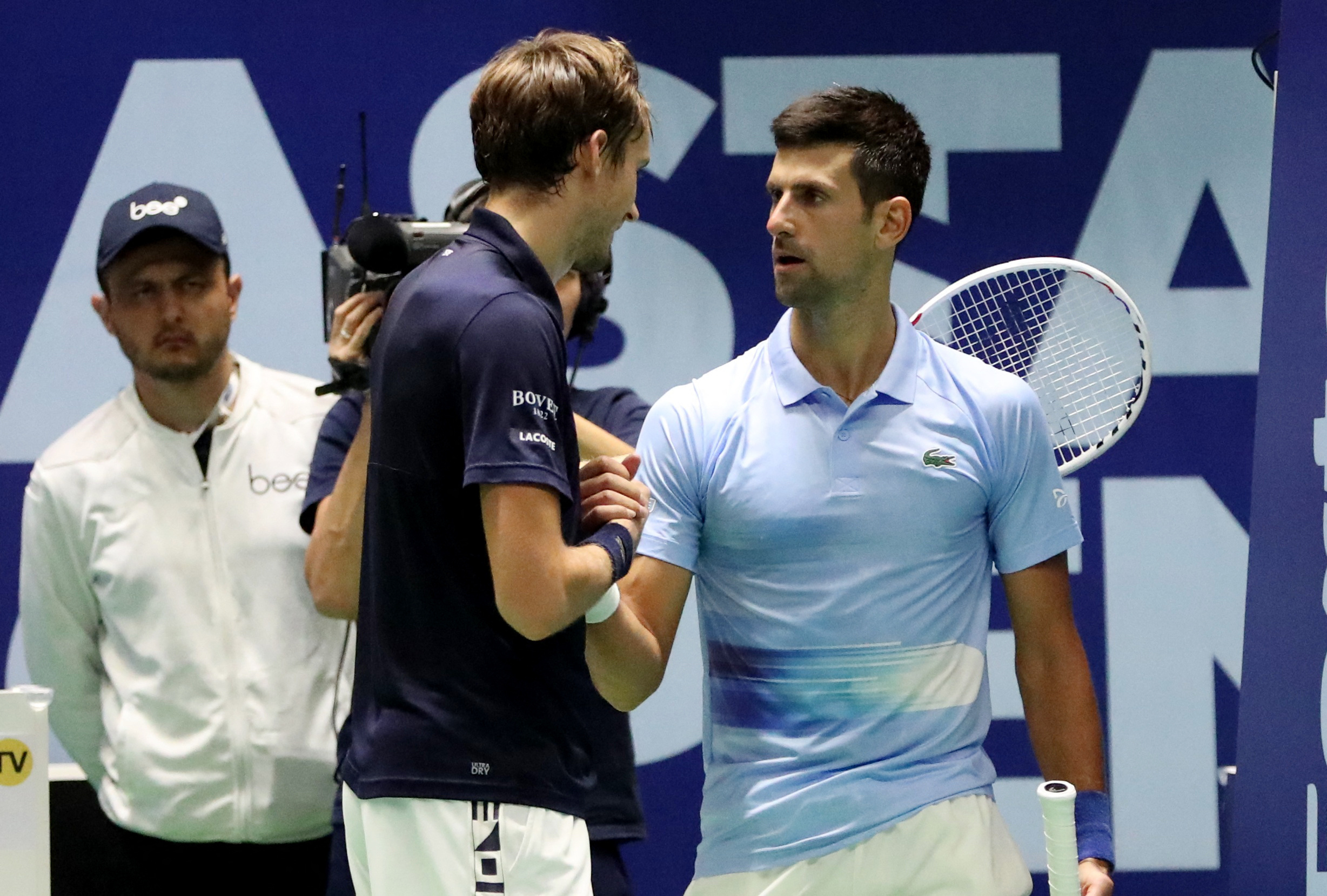 Djokovic salva un mal día por la retirada de Medvedev