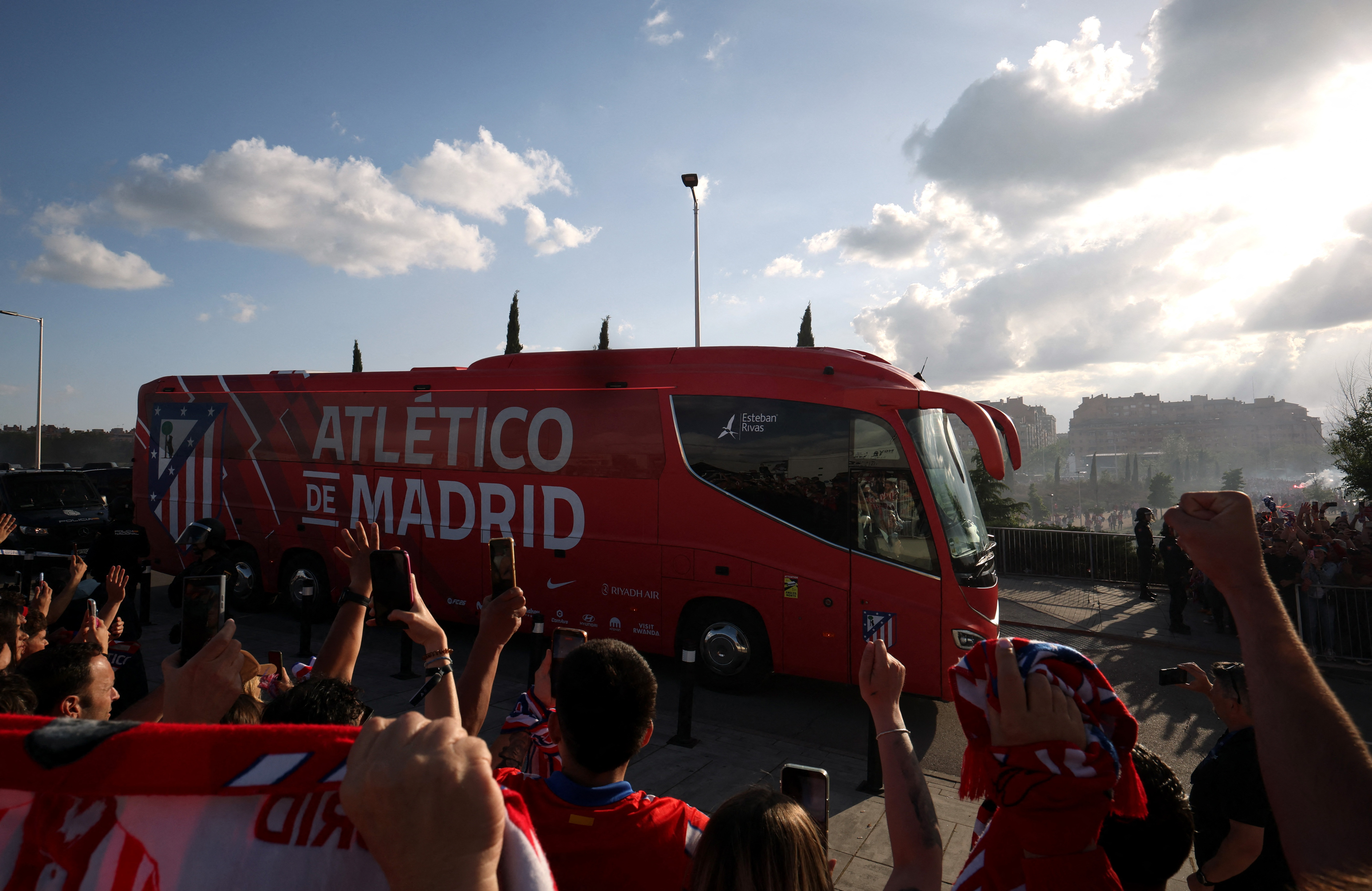 Soccer Football - UEFA Champions League - Semi Final - First Leg - Atletico Madrid v Arsenal - Riyadh Air Metropolitano, Madrid, Spain - April 29, 2026 Fans react as the Atletico Madrid team bus arrives at the stadium before the match REUTERS/Isabel Infantes
