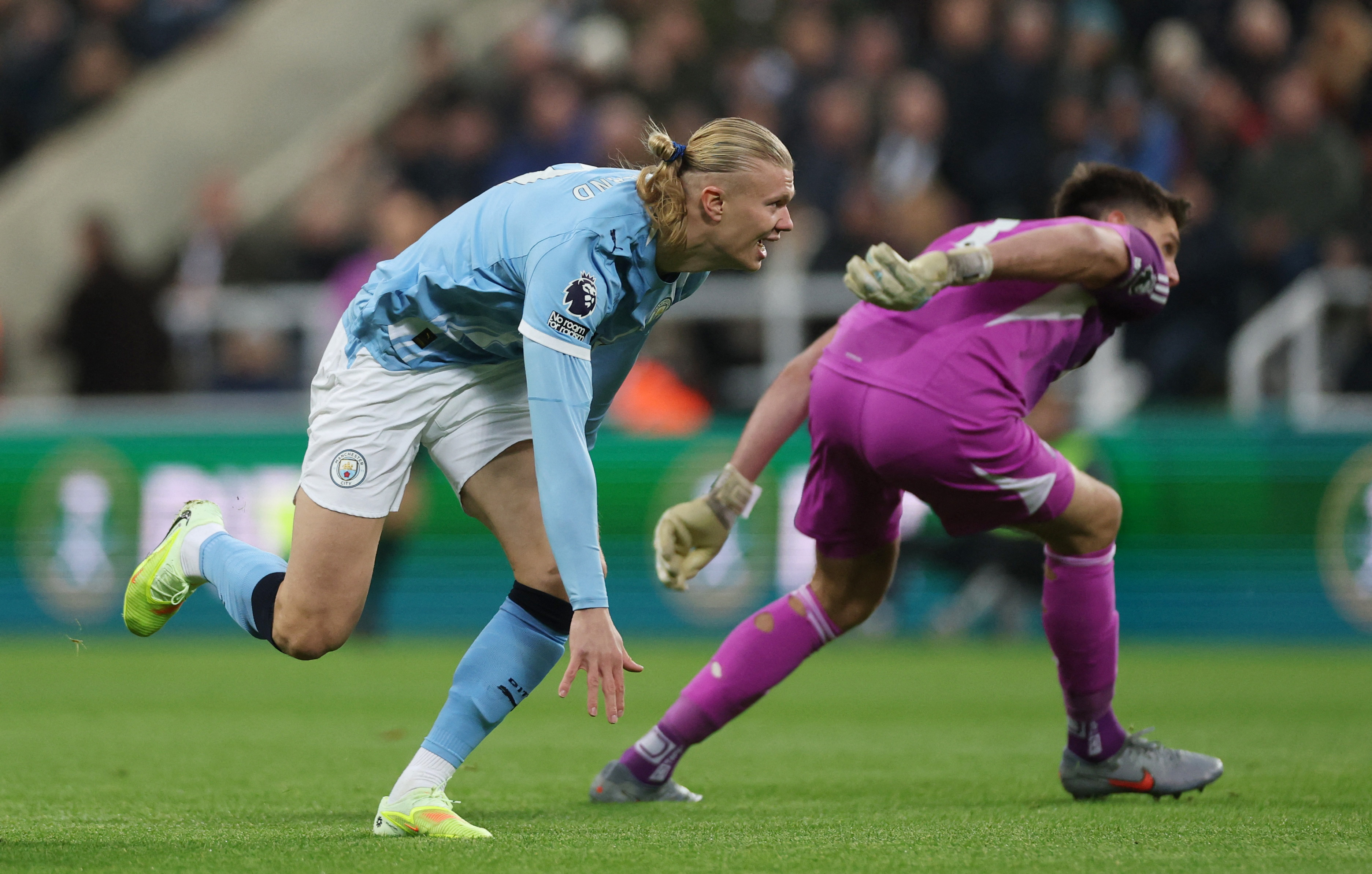 Soccer Football - Premier League - Newcastle United v Manchester City - St James' Park, Newcastle, Britain - November 22, 2025 Manchester City's Erling Haaland in action with Newcastle United's Nick Pope Action Images via Reuters/Lee Smith EDITORIAL USE ONLY. NO USE WITH UNAUTHORIZED AUDIO, VIDEO, DATA, FIXTURE LISTS, CLUB/LEAGUE LOGOS OR 'LIVE' SERVICES. ONLINE IN-MATCH USE LIMITED TO 120 IMAGES, NO VIDEO EMULATION. NO USE IN BETTING, GAMES OR SINGLE CLUB/LEAGUE/PLAYER PUBLICATIONS. PLEASE CONTACT YOUR ACCOUNT REPRESENTATIVE FOR FURTHER DETAILS..