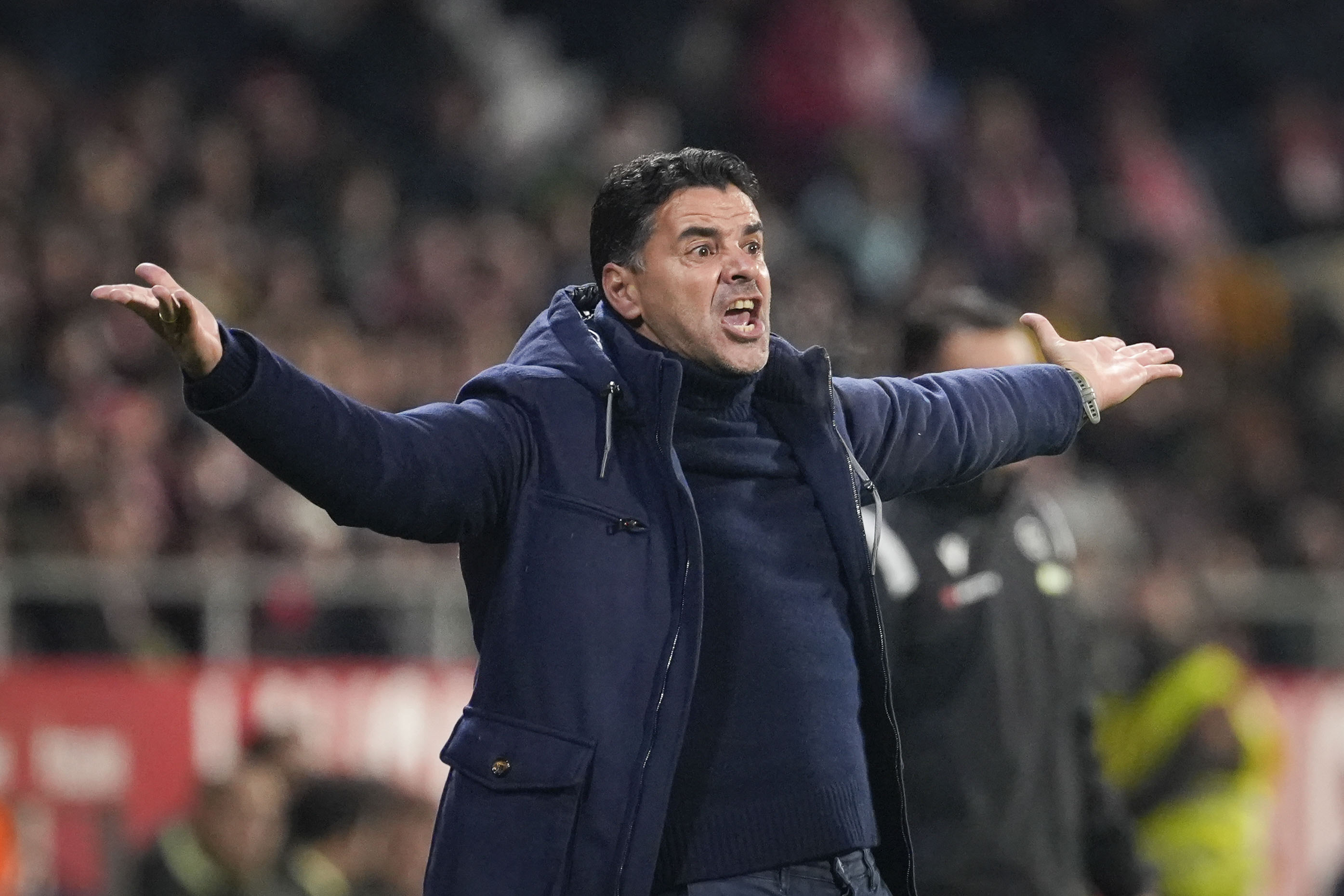 GIRONA, 30/11/2025.- El entrenador del Girona, Míchel, durante el partido correspondiente a la jornada 14 de LaLiga entre Girona y Real Madrid celebrado este domingo en el estadio Montilivi de Girona. EFE/ David Borrat