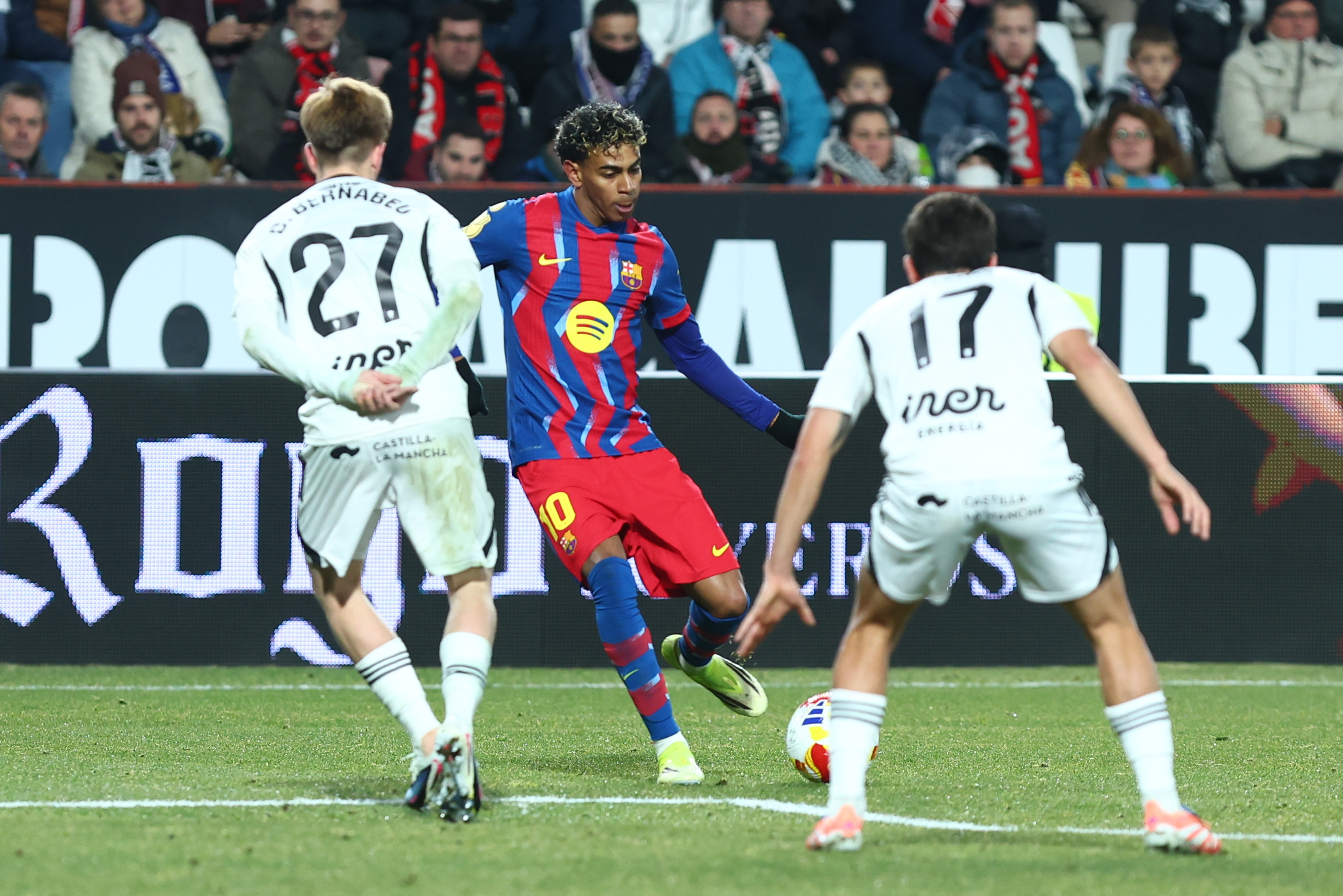 ALBACETE, 03/02/2026.- El delantero del Barcelona Lamine Yamal (c) juega un balón entre Daniel Bernabéu (i) y Alejandro Meléndez, ambos del Albacete, durante el partido de cuartos de final de la Copa del Rey que Albacete Balompié y FC Barcelona disputan este martes en el estadio Carlos Belmonte. EFE/Ismael Herrero
