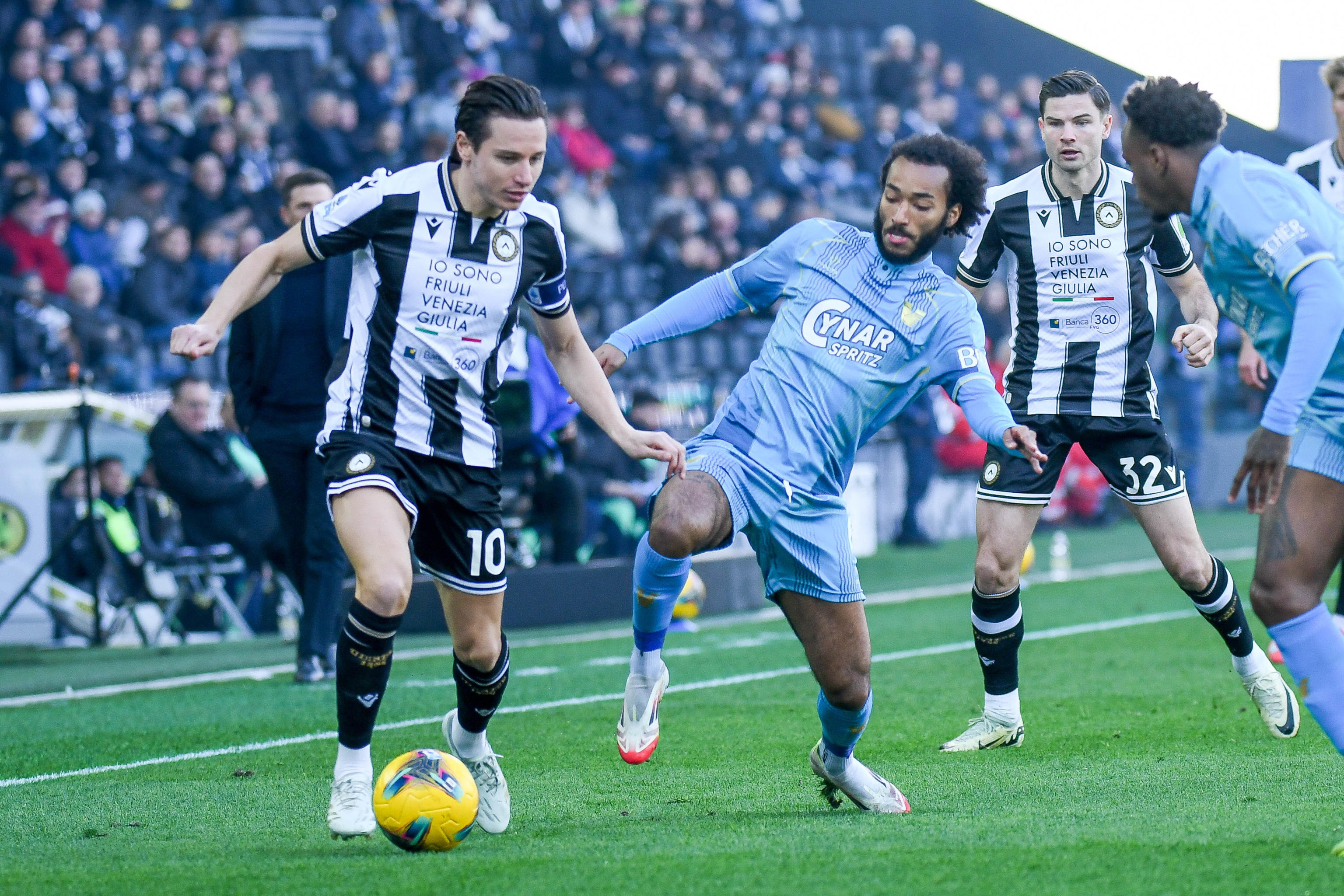 Udine (Italy), 01/02/2025.- Udinese's Florian Thauvin in action against Venezia's Gianluca Busio during the Italian soccer Serie A match between Udinese Calcio and Venezia FC at the Bluenergy stadium in Udine, Italy, 01 February 2025. (Italia) EFE/EPA/Ettore Griffoni
