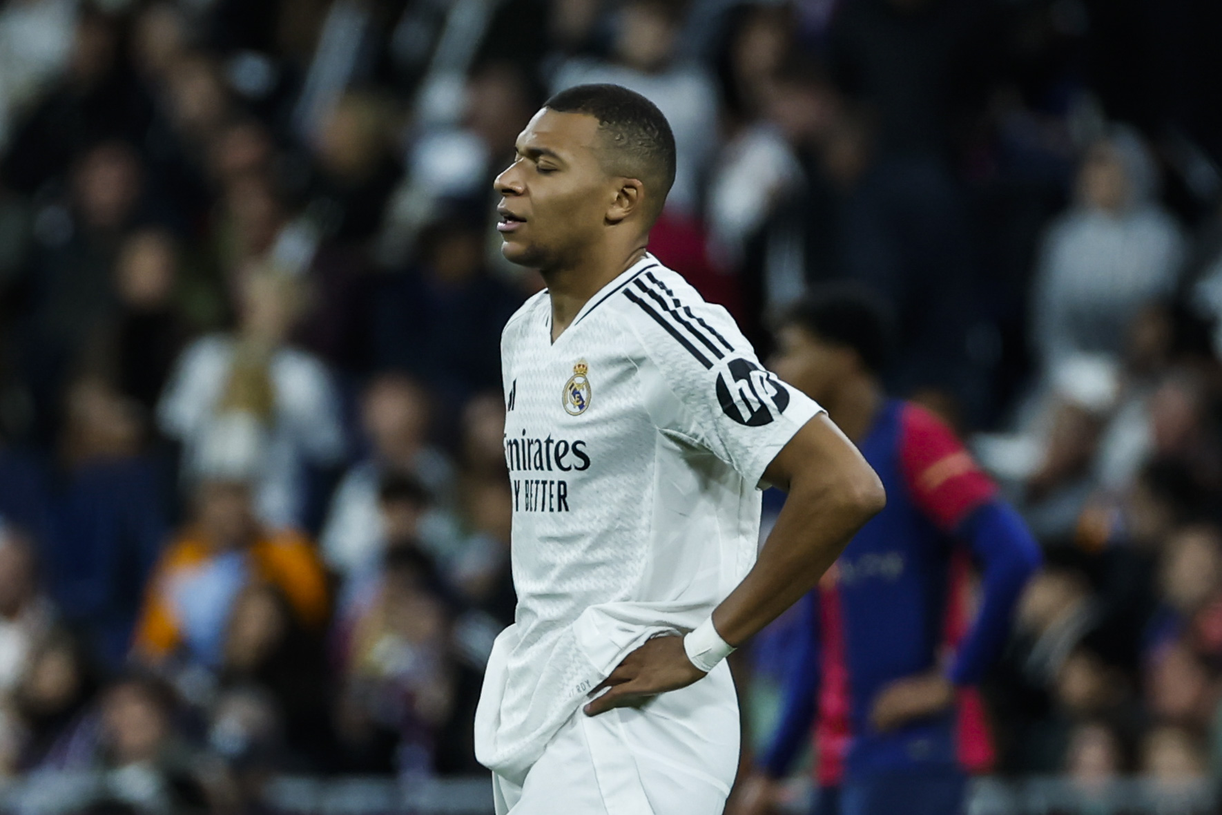 MADRID, 26/10/2024.- El delantero del Real Madrid Kylian Mbappé tras el partido de la jornada 11 de LaLiga EA Sports entre el Real Madrid y el FC Barcelona, este sábado en el estadio Santiago Bernabéu, en Madrid. EFE/Kiko Huesca
