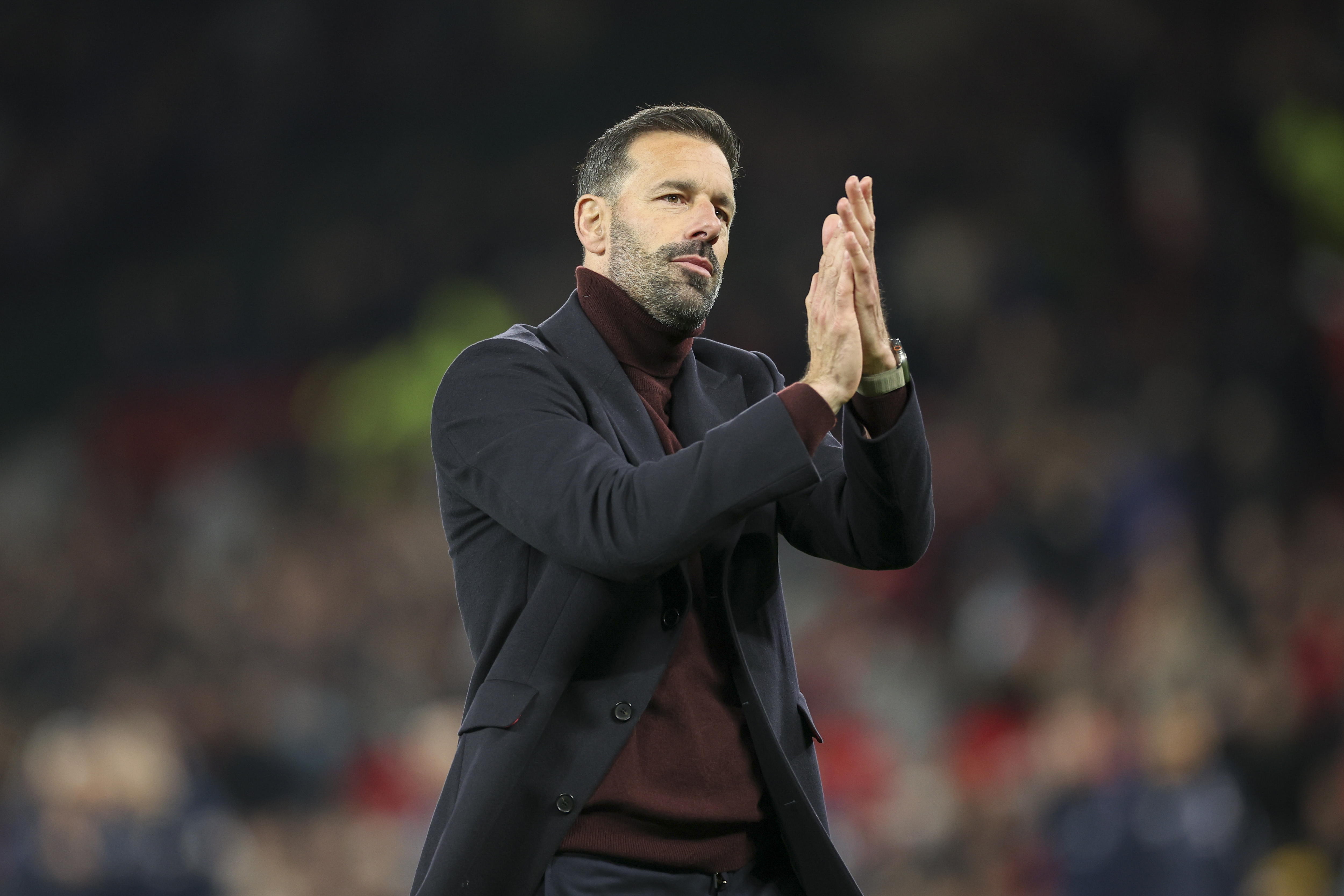 Manchester (United Kingdom), 03/11/2024.- Manchester United interim manager Ruud van Nistelrooy gestures after the English Premier League soccer match between Manchester United and Chelsea FC, in Manchester, Britain, 03 November 2024. (Reino Unido) EFE/EPA/ADAM VAUGHAN
