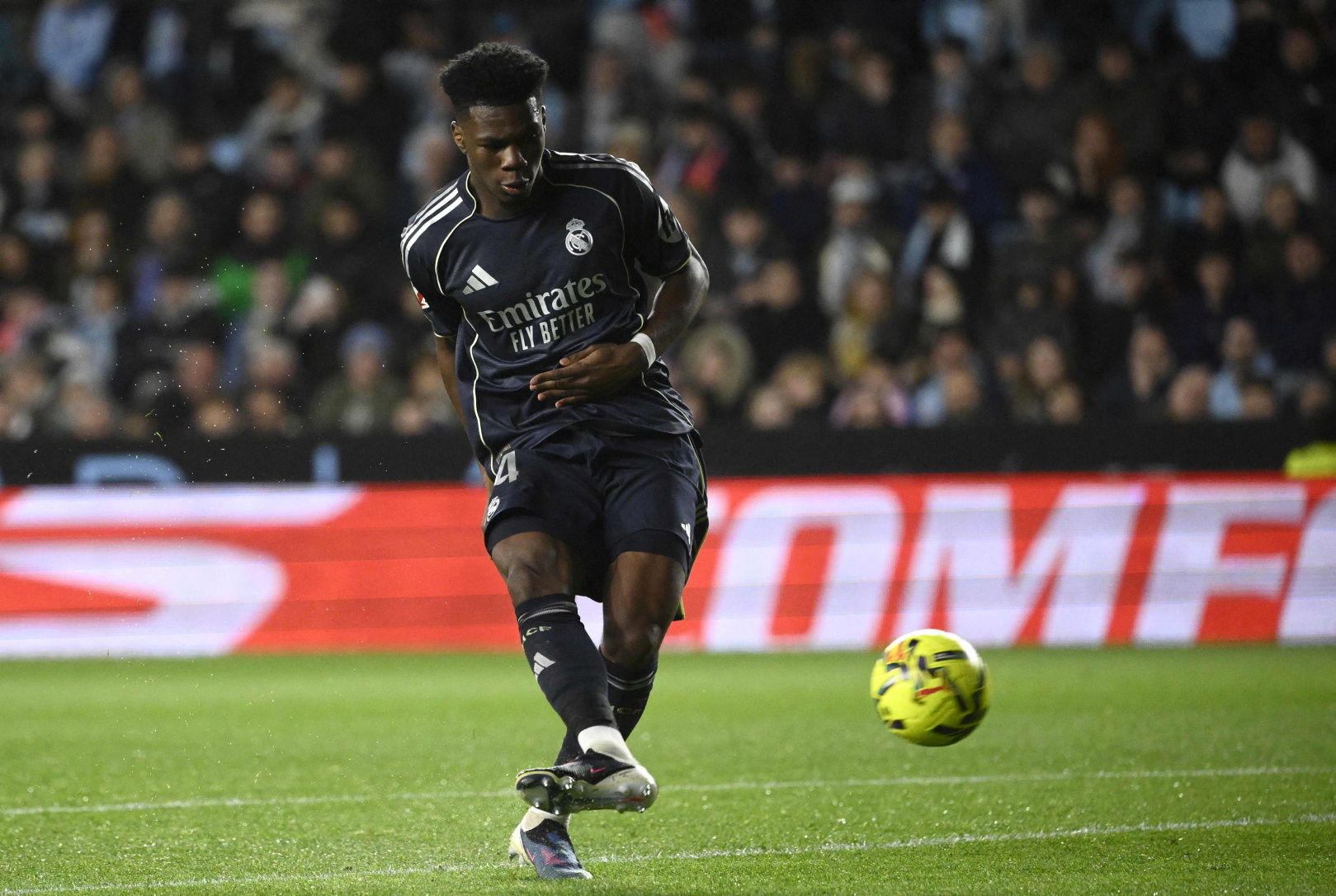 0-1. Córner que saca Trent-Alexander Arnold en corto para Arda Güler. El jugador turco, que ve desmarcado a Aurelien Tchouameni en el balcón del área, centra raso para que el centrcampista francés la pege de primeras y mande el balón al fondo dela portería de Ionut Ranut.