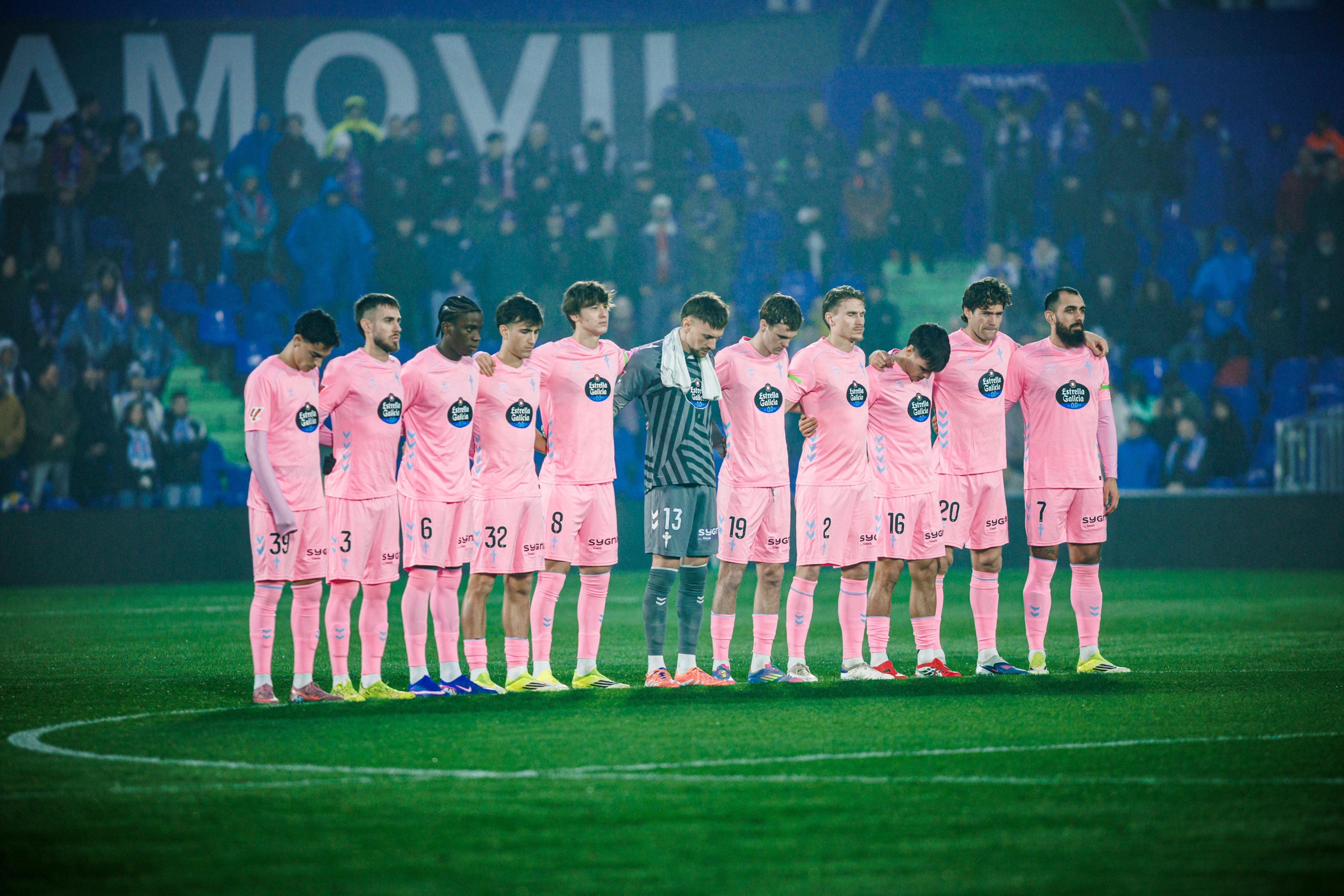 Los jugadores del Celta guardan un minuto de silencio en el Coliseum de Getafe.