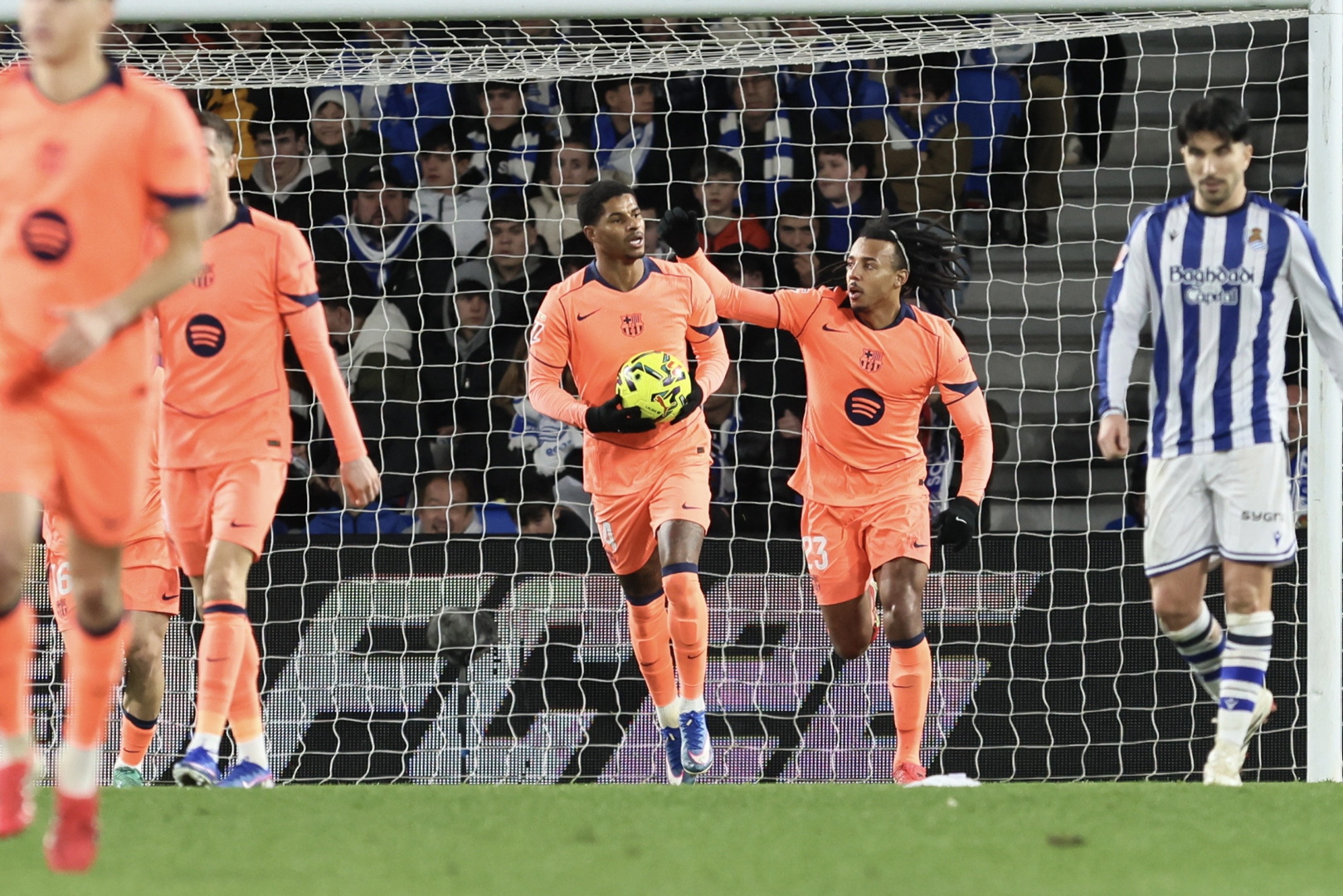 Jules Koundé felicita a su compañero, Marcus Rashford, tras conseguir el tanto.
