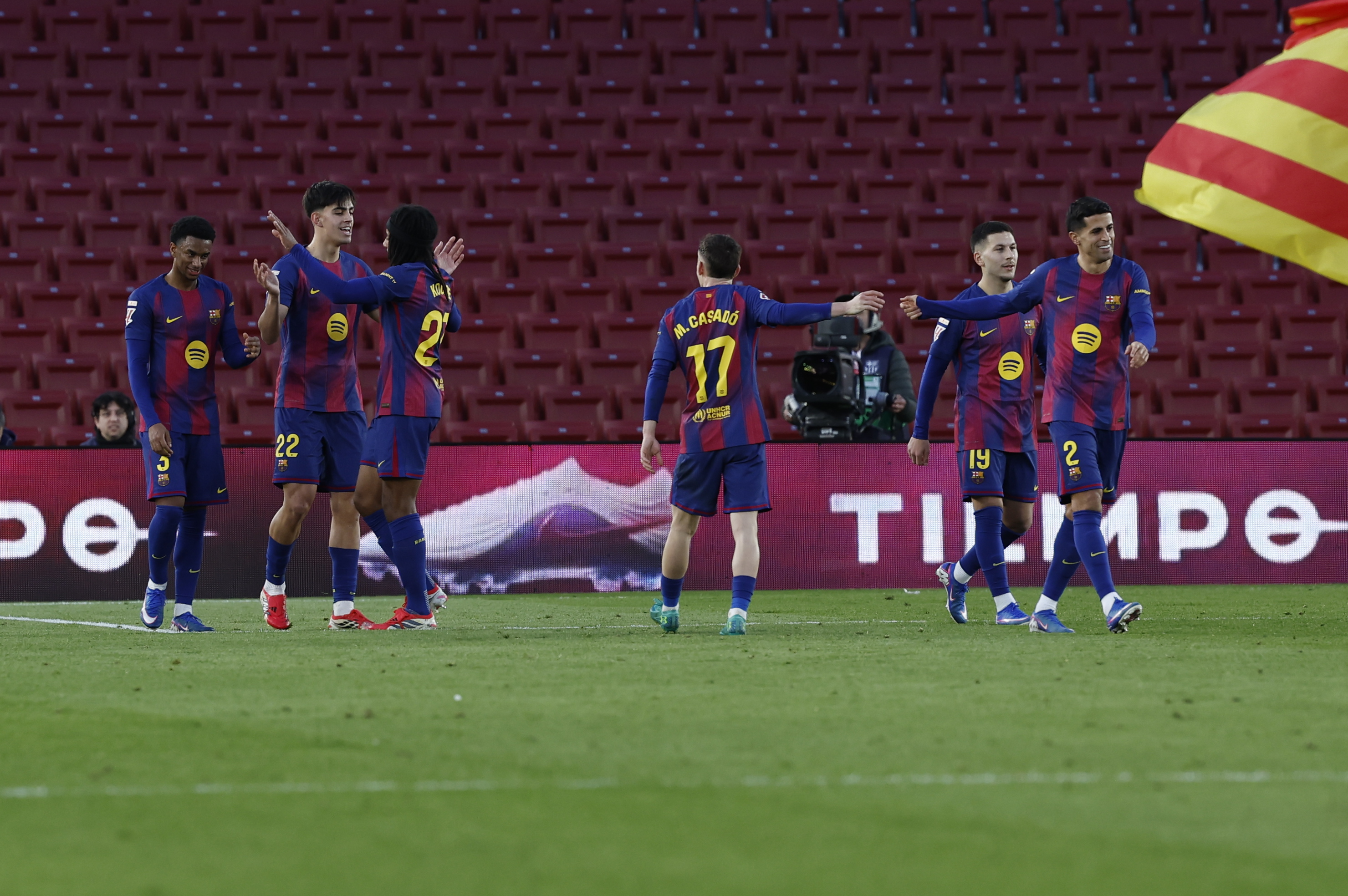 BARCELONA, 07/02/2026.- Los jugadores del FC Barcelona celebran el gol del centrocampista del Barcelona Marc Bernal ante el Mallorca durante el partido de LaLiga de fútbol entre el Barcelona y el Mallorca, este sábado en el Camp Nou. EFE/Toni Albir
