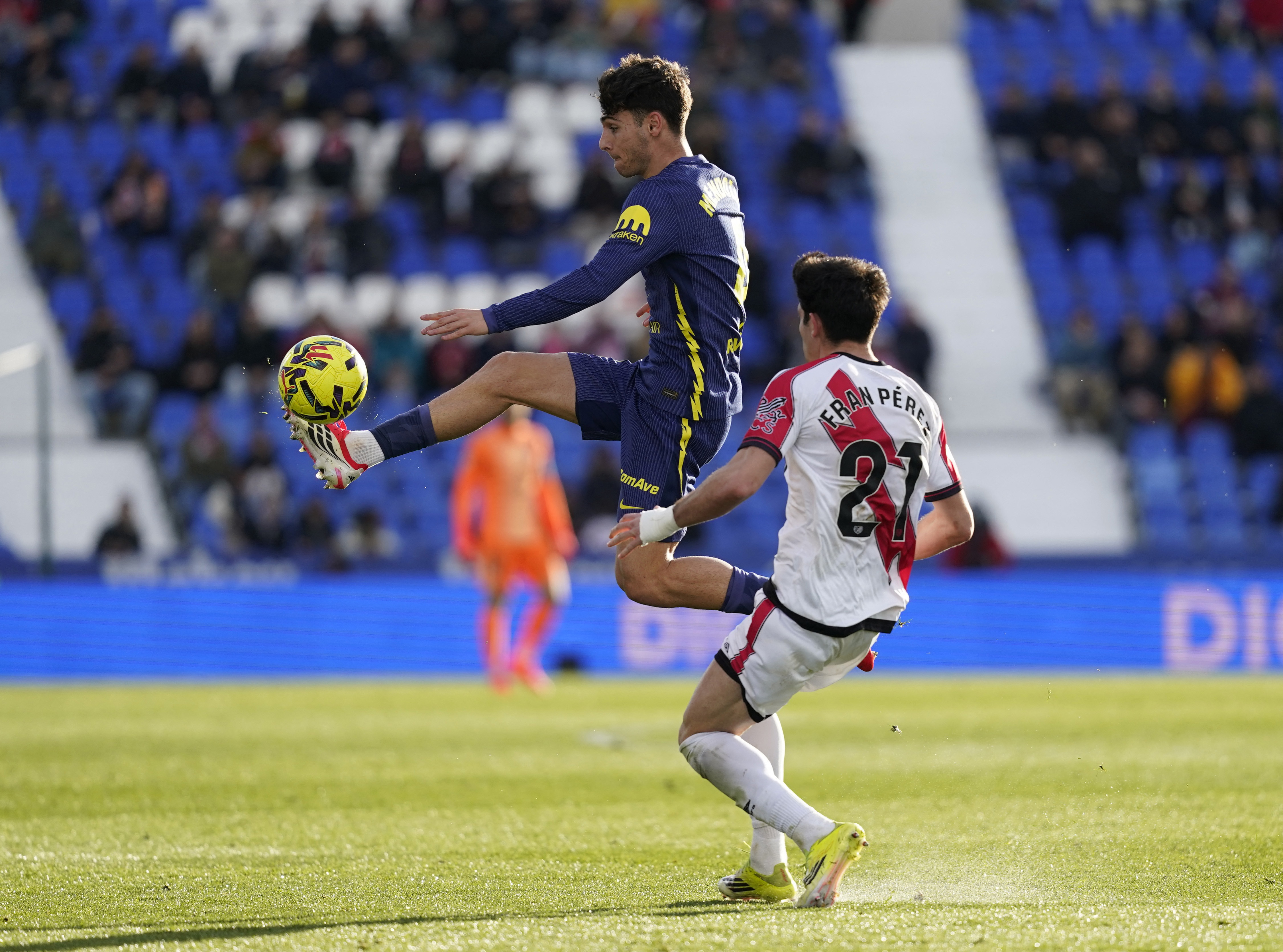 Soccer Football - LaLiga - Rayo Vallecano v Atletico Madrid - Estadio Municipal de Butarque, Leganes, Spain - February 15, 2026 Atletico Madrid's Rodrigo Mendoza in action with Rayo Vallecano's Fran Perez REUTERS/Ana Beltran