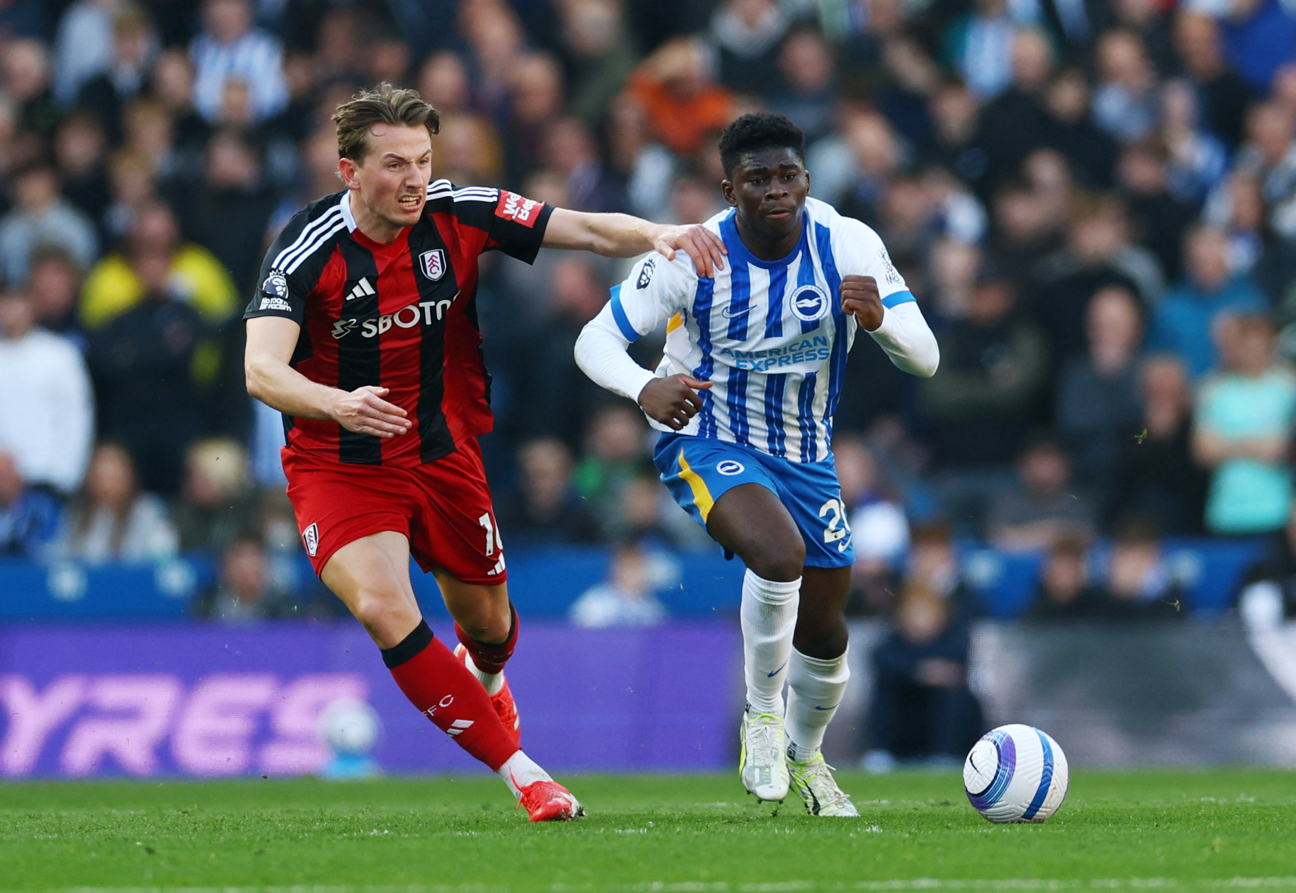 Soccer Football - Premier League - Brighton & Hove Albion v Fulham - The American Express Community Stadium, Brighton, Britain - March 8, 2025 Brighton & Hove Albion's Carlos Baleba in action with Fulham's Sander Berge Action Images via Reuters/Matthew Childs EDITORIAL USE ONLY. NO USE WITH UNAUTHORIZED AUDIO, VIDEO, DATA, FIXTURE LISTS, CLUB/LEAGUE LOGOS OR 'LIVE' SERVICES. ONLINE IN-MATCH USE LIMITED TO 120 IMAGES, NO VIDEO EMULATION. NO USE IN BETTING, GAMES OR SINGLE CLUB/LEAGUE/PLAYER PUBLICATIONS. PLEASE CONTACT YOUR ACCOUNT REPRESENTATIVE FOR FURTHER DETAILS..