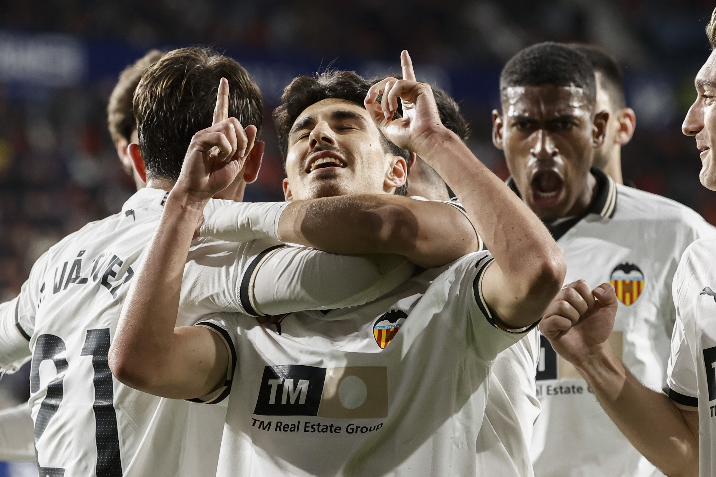 PAMPLONA, 15/04/2024.- El centrocampista del Valencia Andre Almeida (c) celebra con sus compa?eros tras marcar ante Osasuna, durante el partido de LaLiga en Primera Divisin que CA Osasuna y Valencia CF disputan este lunes en el estadio de El Sadar, en Pamplona. EFE/Jess Diges
