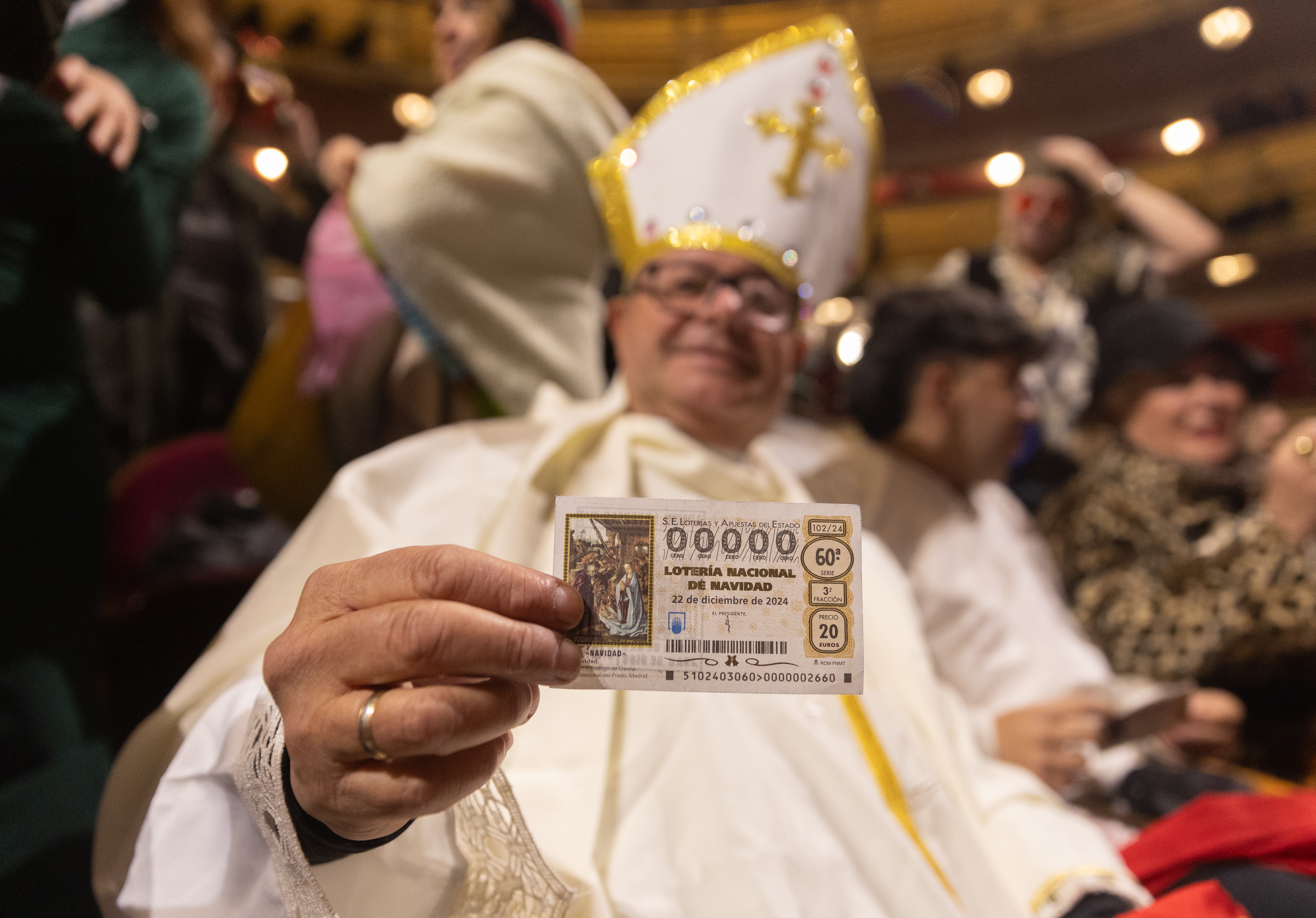 Un hombre disfrazado de papa con su dcimo antes de comenzar la celebracin del Sorteo Extraordinario de la Lotera de Navidad 2024.