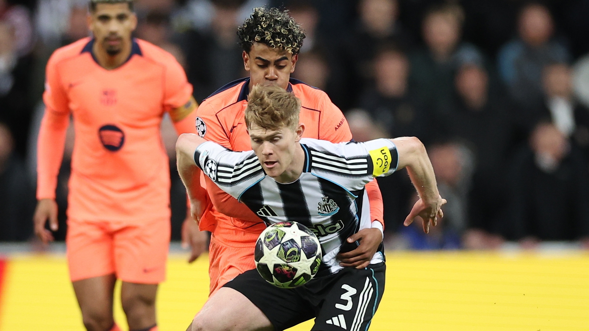 NEWCASTLE (United Kingdom), 10/03/2026.- Lamine Yamal of Barcelona (L) and Lewis Hall of Newcastle United (R) in action during the UEFA Champions League Round of 16 first leg match between Newcastle United and FC Barcelona, in Newcastle, Britain, 10 March 2026. (Liga de Campeones, Reino Unido) EFE/EPA/ADAM VAUGHAN
