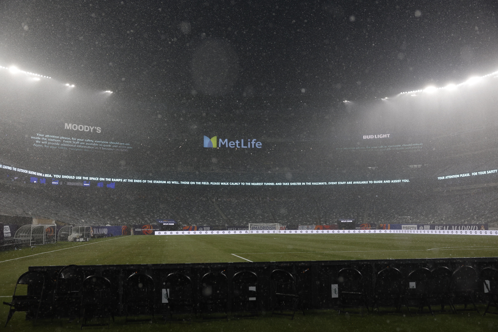 03/08/24 PRETEMPORADA GIRA USA SOCCER CHAMPIONS TOUR PARTIDO CLASICO REAL MADRID BARCELONA EN METLIFE STADIUM NUEVA YORK
SUSPENSION POR TORMENTA ELECTRICA
LLUVIA