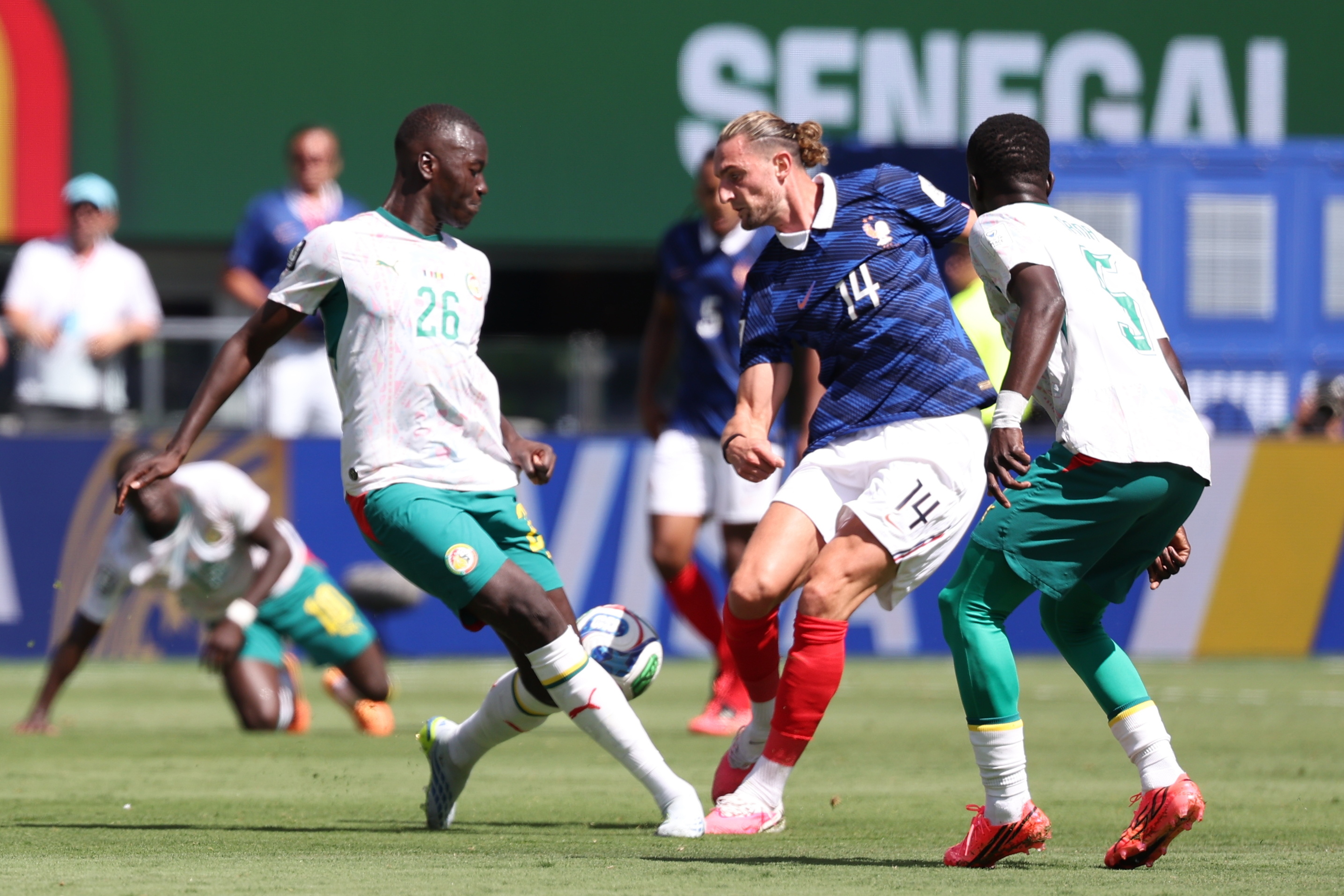 NEW JERSEY (United States), 16/06/2026.- Adrien Rabiot (C) of France in action against Pape Gueye (L) of Senegal during the FIFA World Cup 2026 group stage match France against Senegal, in New Jersey, USA, 16 June 2026. (Francia) EFE/EPA/SARAH YENESEL
