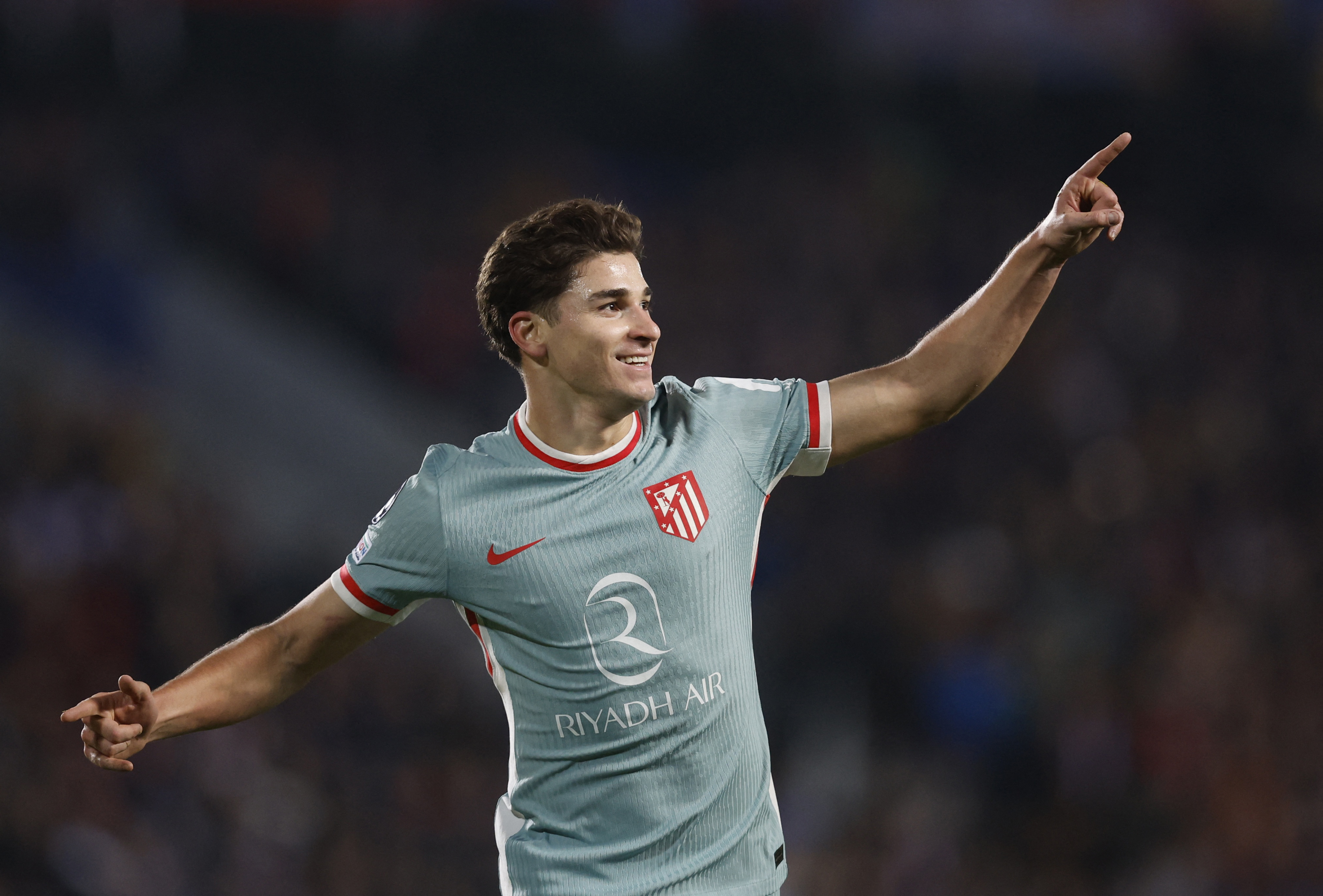 Julián Alvarez celebra un de sus goles al Praga. 