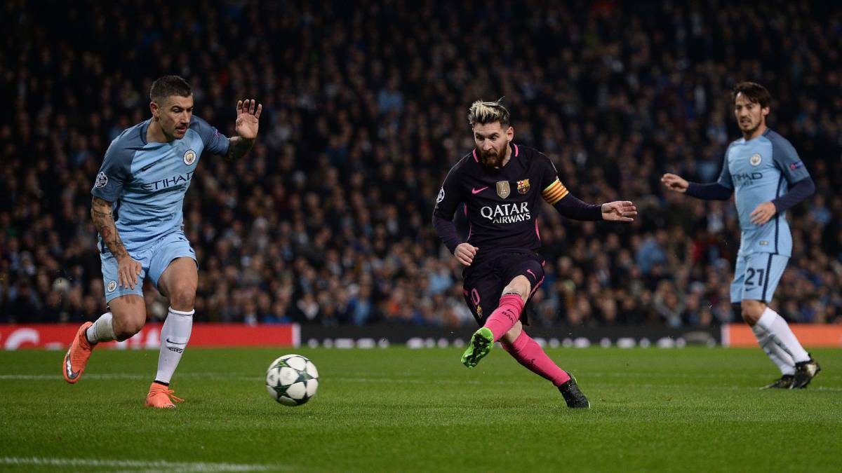 Barcelona's Argentinian striker Lionel Messi (C) scores his team's first goal during the UEFA Champions League group C football match between Manchester City and Barcelona at the Etihad Stadium in Manchester, north west England on November 1, 2016. / AFP PHOTO / OLI SCARFF