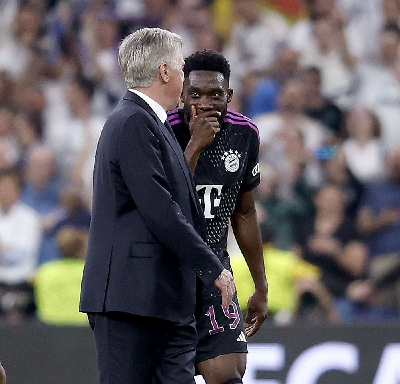 Ancelotti y Davies, en un enfrentamiento entre el Madrid y el Bayern, en Champions.