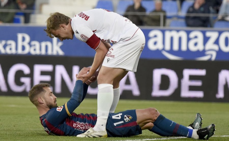 El Huesca y la Cultural firman un empate que les acerca al descenso