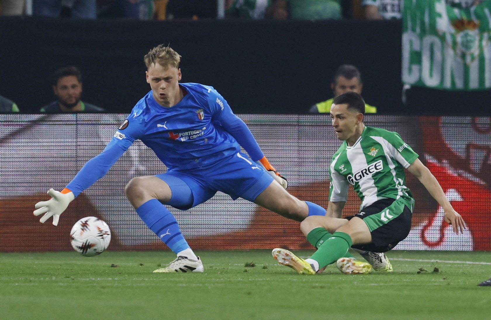 Soccer Football - UEFA Europa League - Quarter Final - Second Leg - Real Betis v S.C. Braga - Estadio de La Cartuja, Seville, Spain - April 16, 2026  S.C. Braga's Lukas Hornicek in action with Real Betis' Alvaro Fidalgo REUTERS/Marcelo Del Pozo