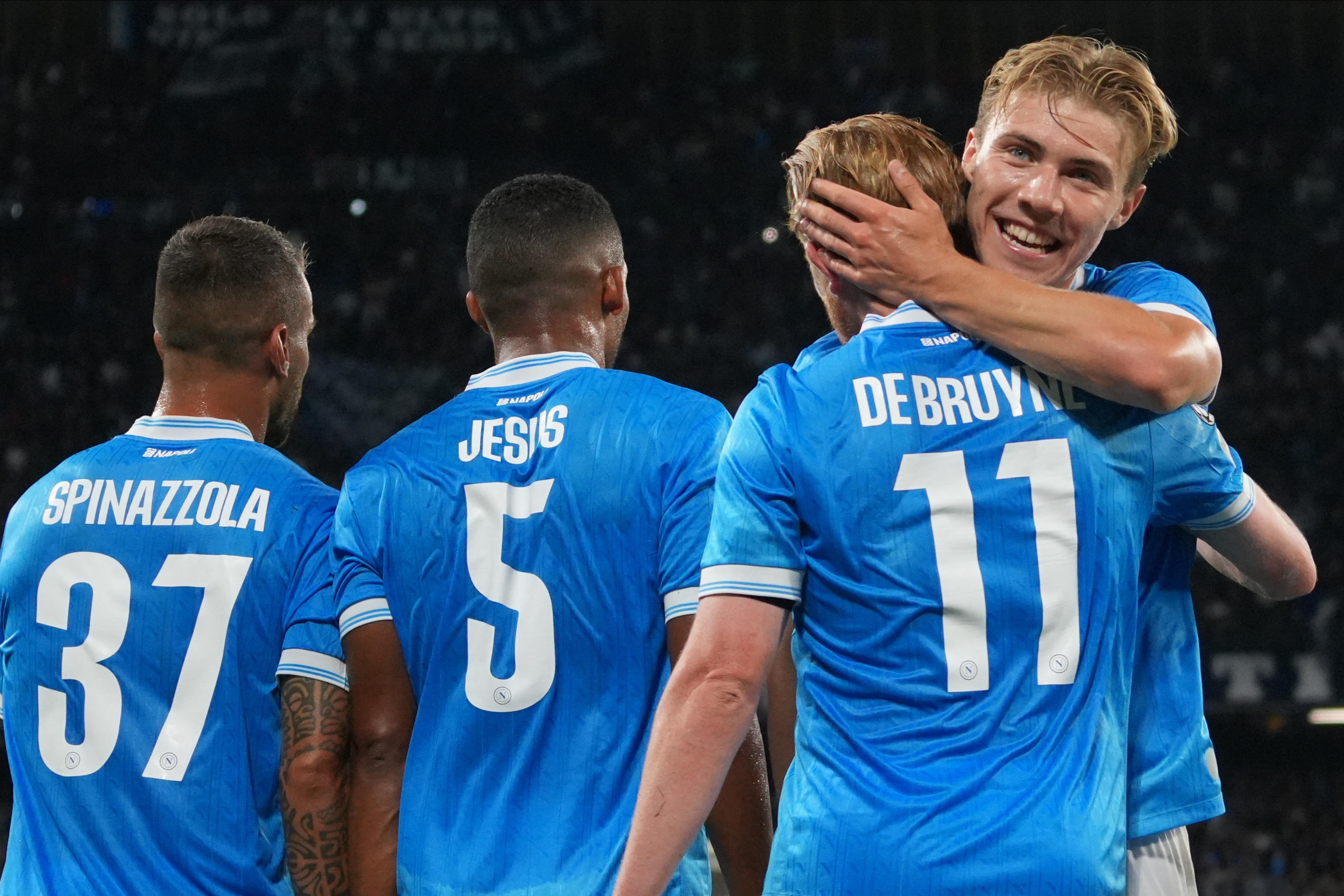 NAPELS (Italy), 01/10/2025.- Napoli's forward Rasmus Hojlund celebrates with teammate Kevin De Bruyne after scoring the 1-0 goal during the UEFA Champions League league phase soccer match between SSC Napoli and Sporting CP in Naples, Italy, 01 October 2025. (Liga de Campeones, Italia, Nápoles) EFE/EPA/CIRO FUSCO