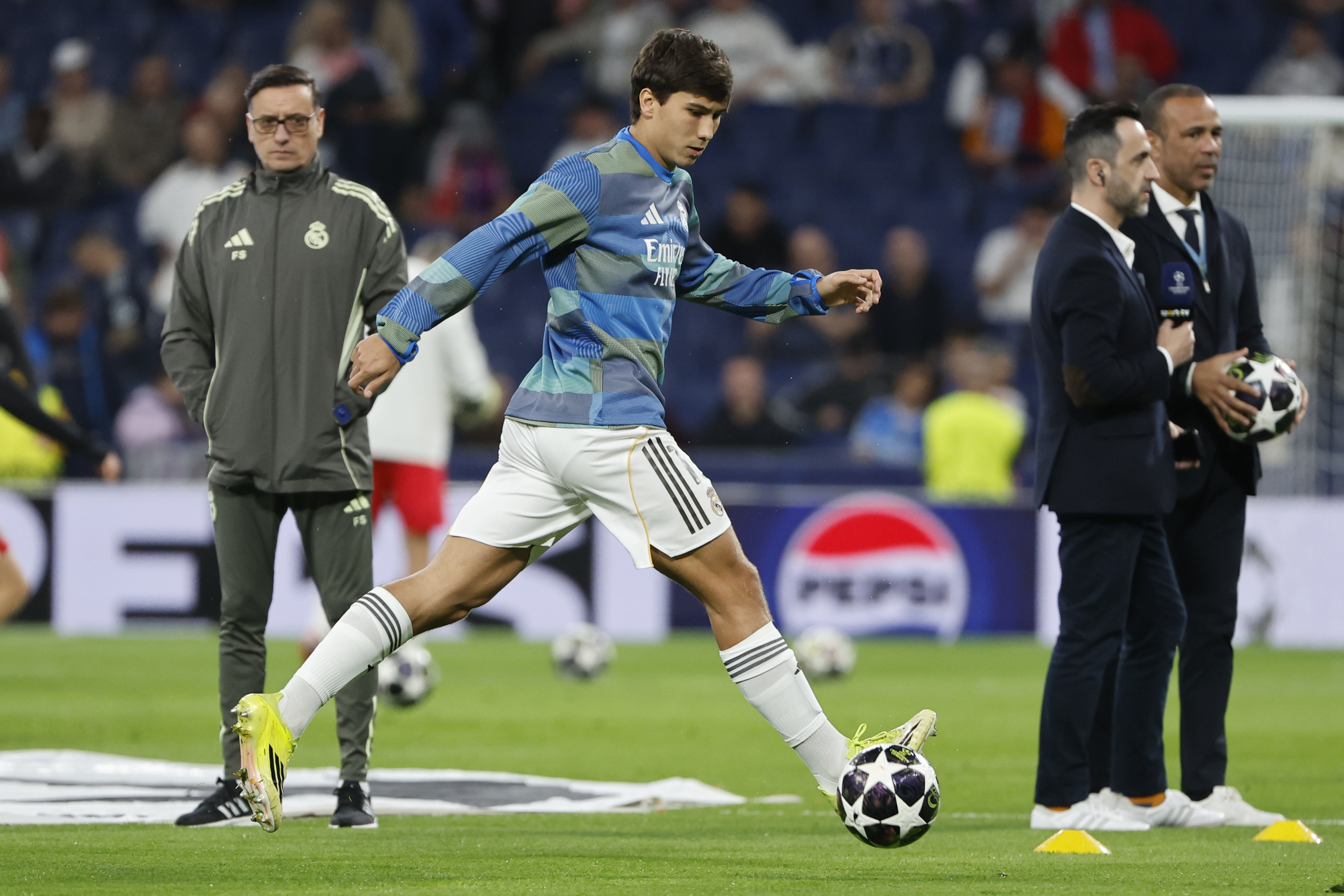 MADRID, 25/02/2026.- El delantero del Real Madrid Gonzalo calienta antes de comenzar el partido de vuelta de la fase de acceso a los octavos de la Liga de Campeones que Real Madrid y Benfica disputan este miércoles en el estadio Santiago Bernabéu, en Madrid. EFE/Sergio Pérez

