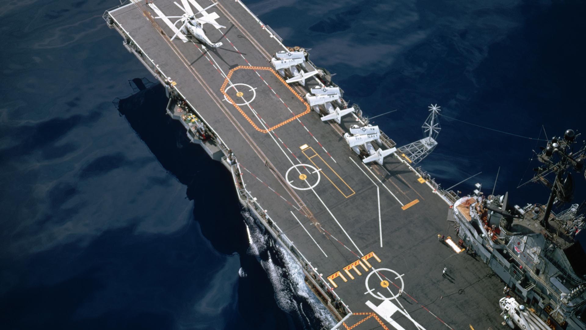 Aviones y helicópteros descansan sobre el portaaviones Ticonderoga.