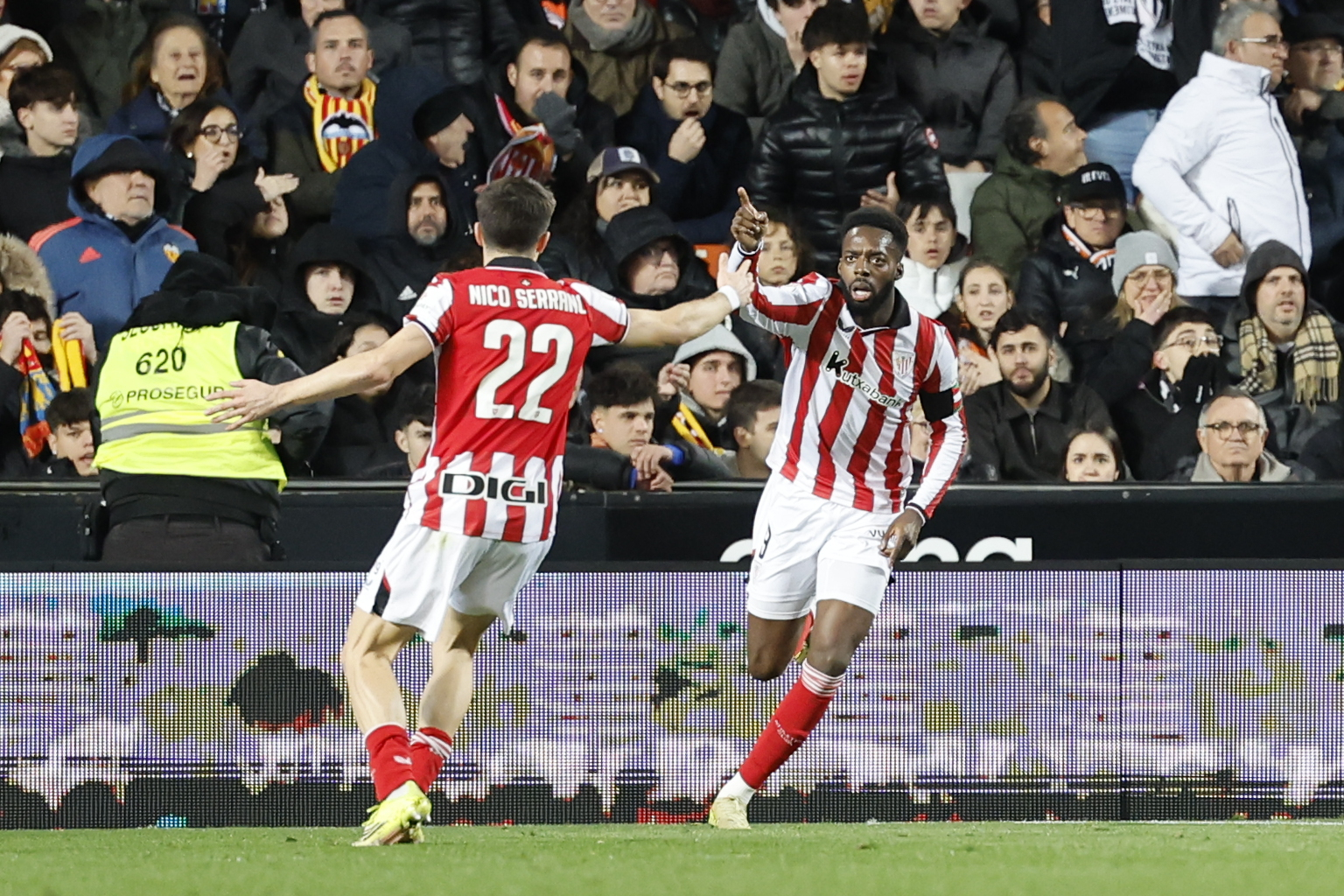 VALENCIA, 04/02/2026.- El delantero del Athletic Club, Iñaki Williams (d), tras conseguir el segundo gol del equipo bilbaino durante el partido de cuartos de final de la Copa del Rey de fútbol entre el Valencia y el Athletic Club, este miércoles en el estadio de Mestalla. EFE/ Ana Escobar
