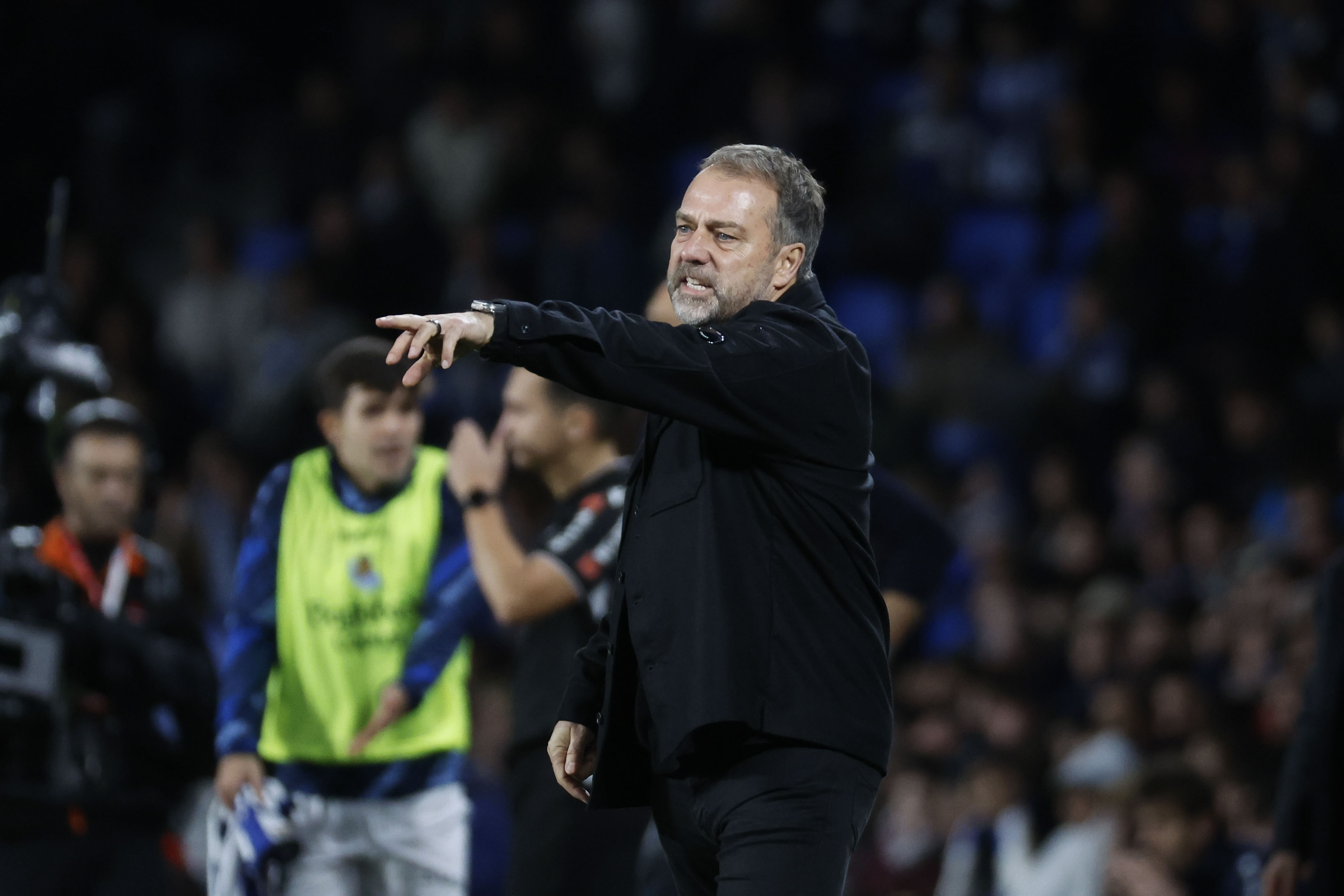 SAN SEBASTIÁN, 18/01/2026.- El entrenador del Barcelona, Hansi Flick, durante el partido de LaLiga EA Sports que Real Sociedad y FC Barcelona disputan este domingo en el estadio de Anoeta, en San Sebastián. EFE/Javier Etxezarreta
