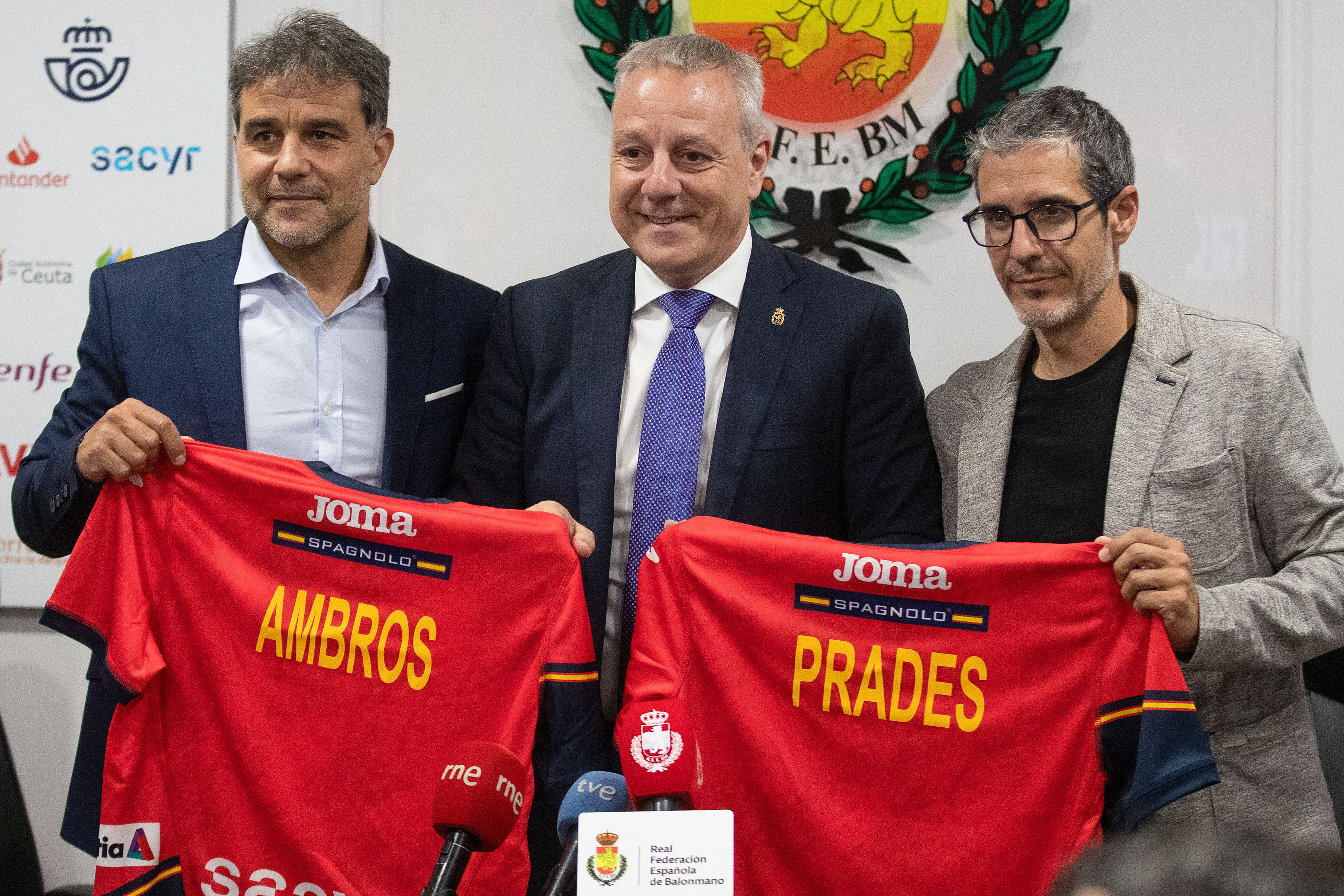 MADRID, 09/05/2023.- El presidente de la Real Federación Española de Balonmano, Francisco V. Bláquez (c), posa junto Ambros Martín (i), nuevo seleccionador nacional femenino, y a su predecesor José Ignacio Prades (d), durante una rueda de prensa celebrada este martes en Madrid. EFE/ J.P. Gandul