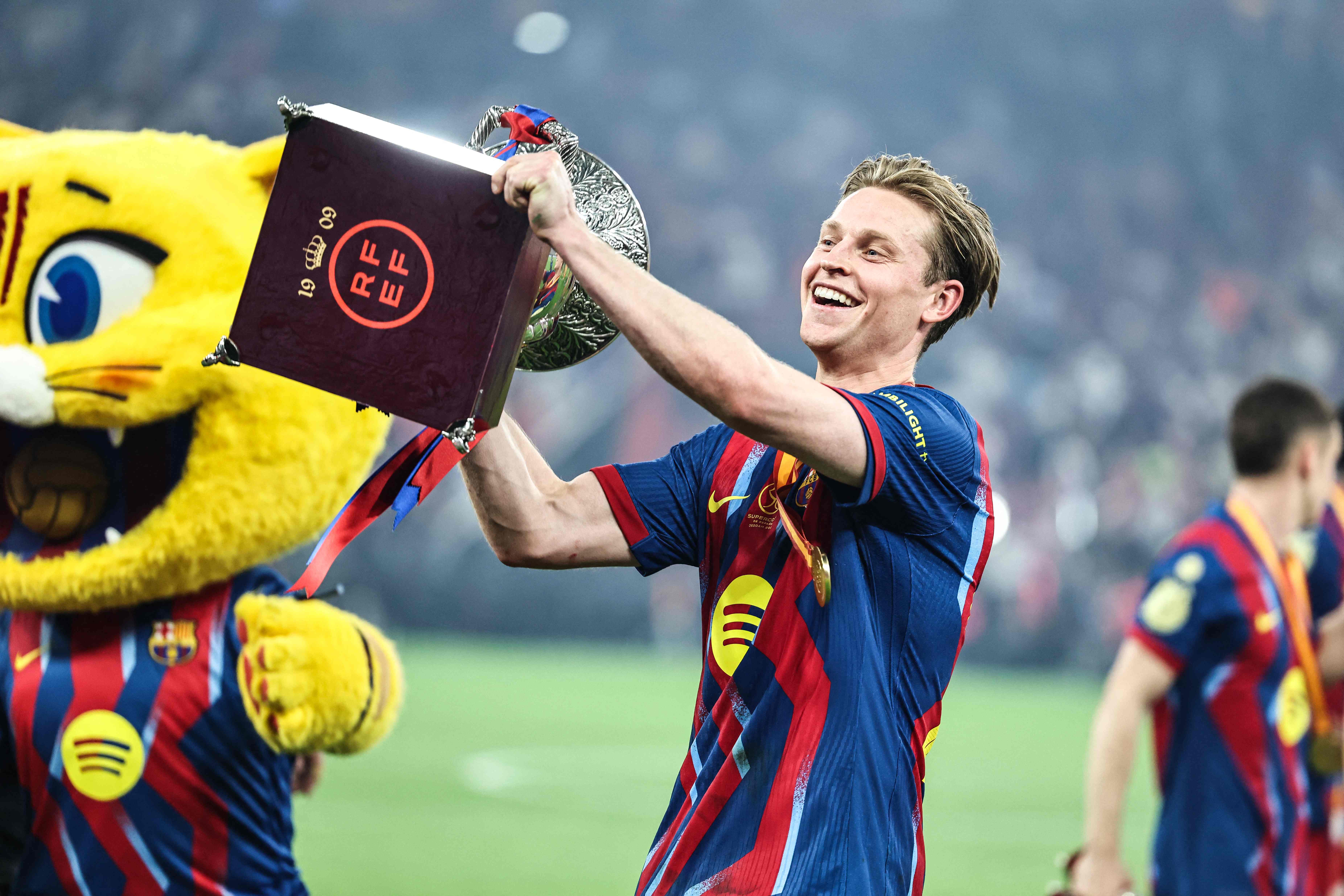 Barcelona's Dutch midfielder #21 Frenkie De Jong celebrates with the trophy after winning the Spanish Super Cup final football match between FC Barcelona and Real Madrid at the King Abdullah Stadium�in Jeddah on January 11, 2026. (Photo by Haitham AL-SHUKAIRI / AFP)