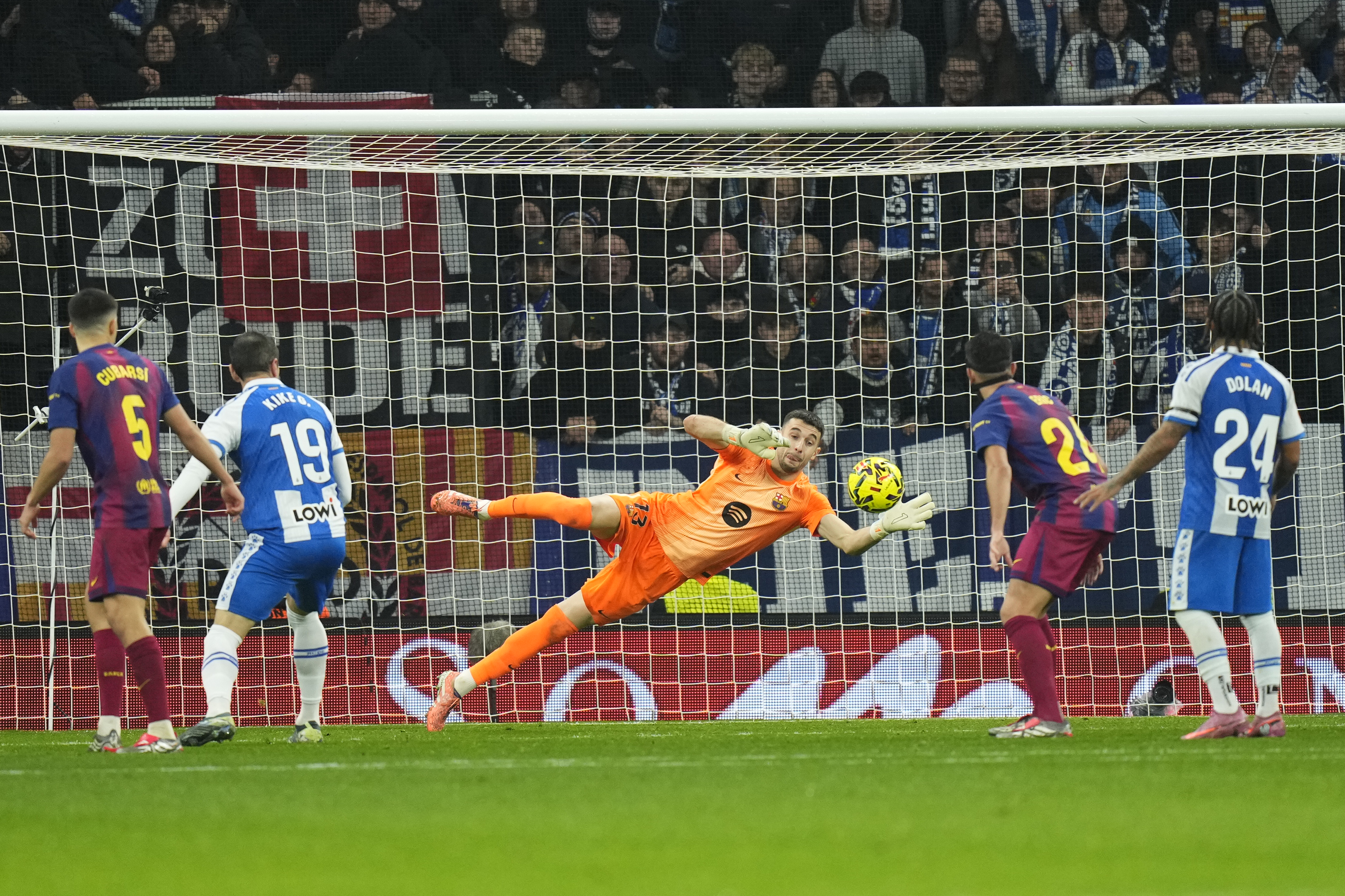El guardameta del Barcelona Joan García en acción ante el Espanyol.