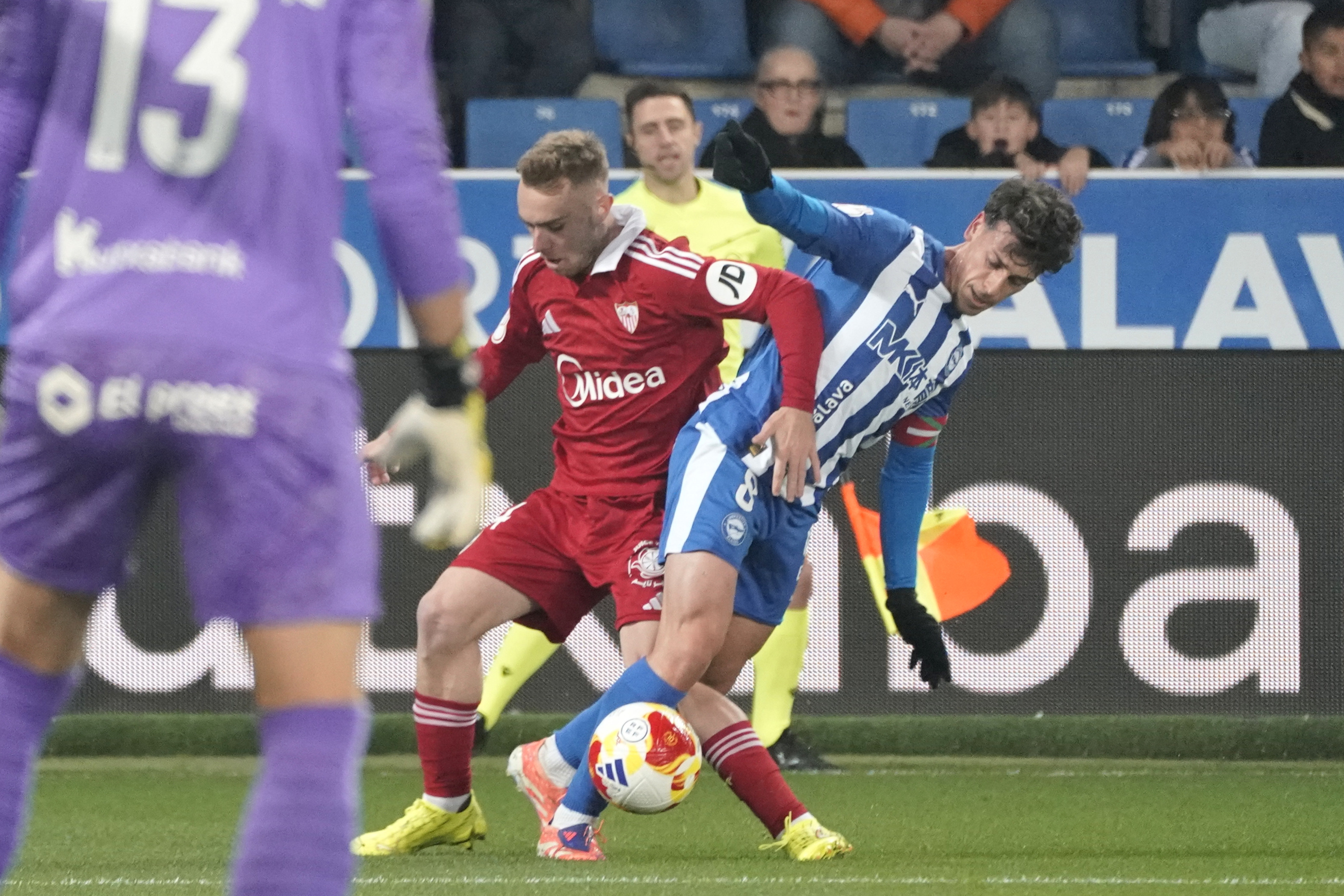 VITORIA, 17/12/2025.- El centrocampista del Alavés, Antonio Blanco (d), disputa el balón ante el centrocampista del Sevilla, Peque Fernández, durante el encuentro correspondiente a los dieciseisavos de final de la Copa del Rey que disputan hoy miércoles Alavés y Sevilla en el estadio de Mendizorroza, en Vitora. EFE / L. Rico.
