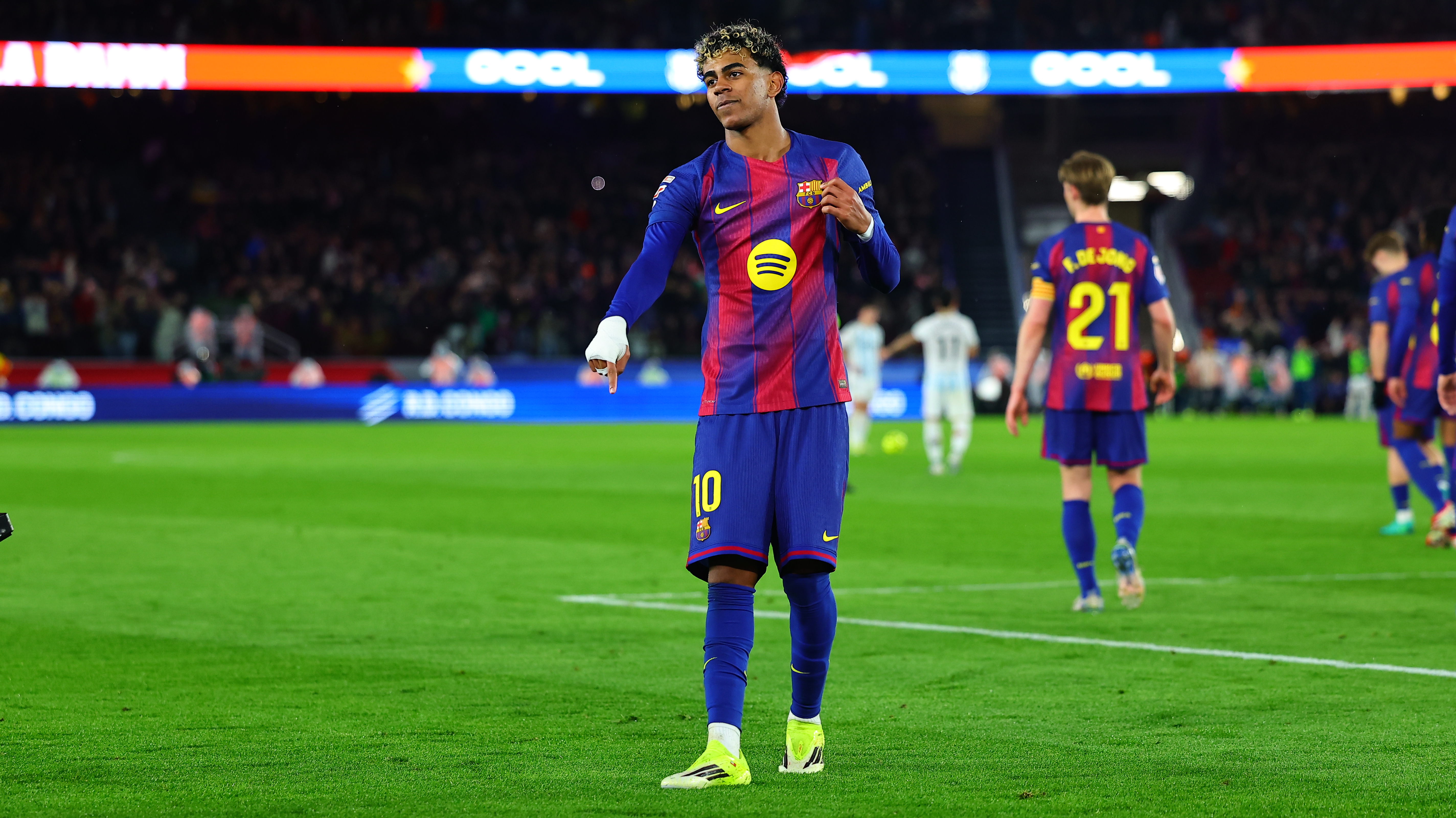 Magnífico el centro de Dani Olmo con la picadita, conectando con la volea en el aire del remate acrobático de Lamine Yamal, superando la estirada de Aarón Escandell. 