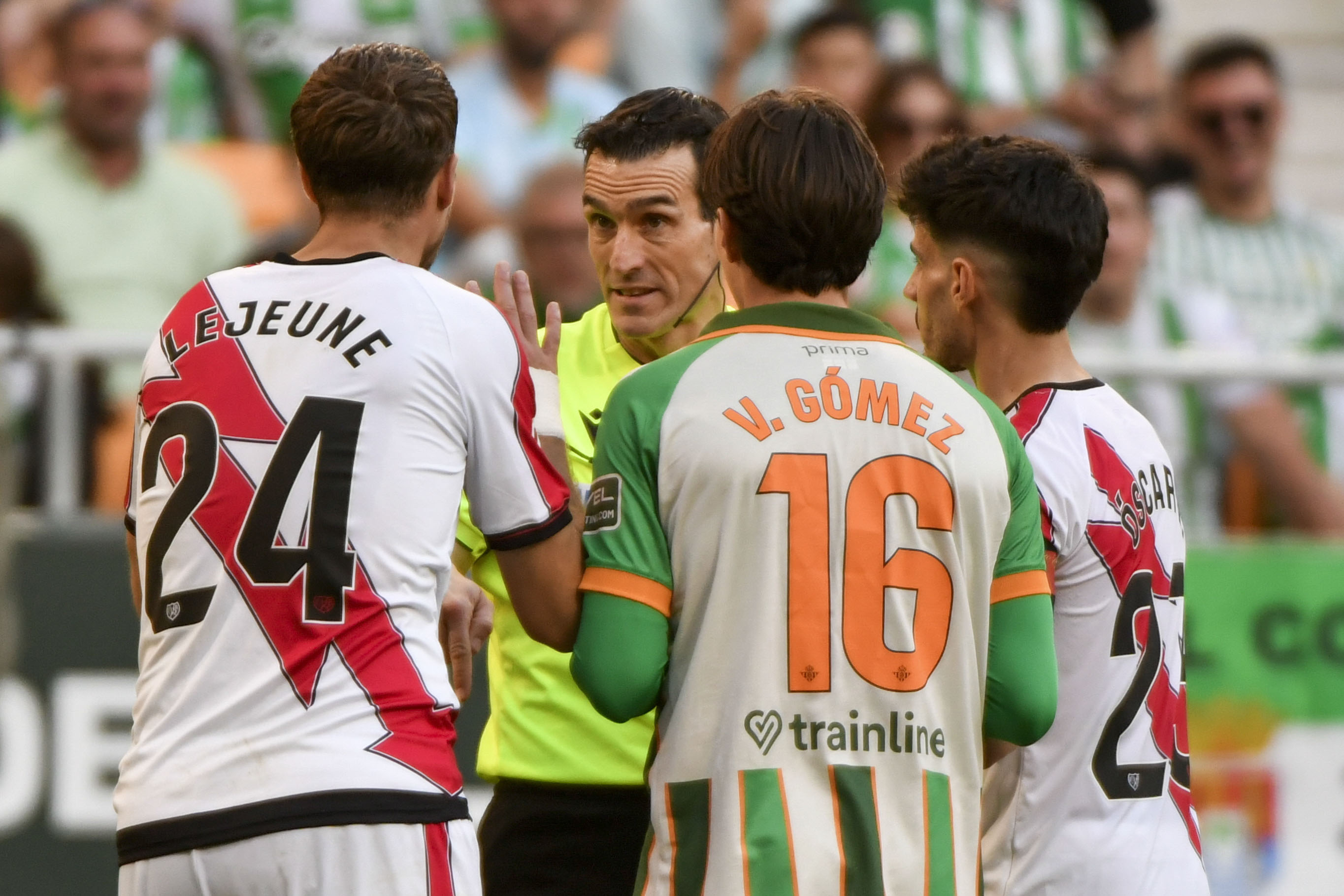 SEVILLA, 21/02/2026.- El árbitro del partido Juan Martínez Munuera (2i) habla con jugadores este sábado, durante el partido de la jornada 25 de LaLiga EA Sports que disputan el Real Betis y el Rayo Vallecano este sábado en el estadio de La Cartuja de Sevilla. EFE/ Raúl Caro

