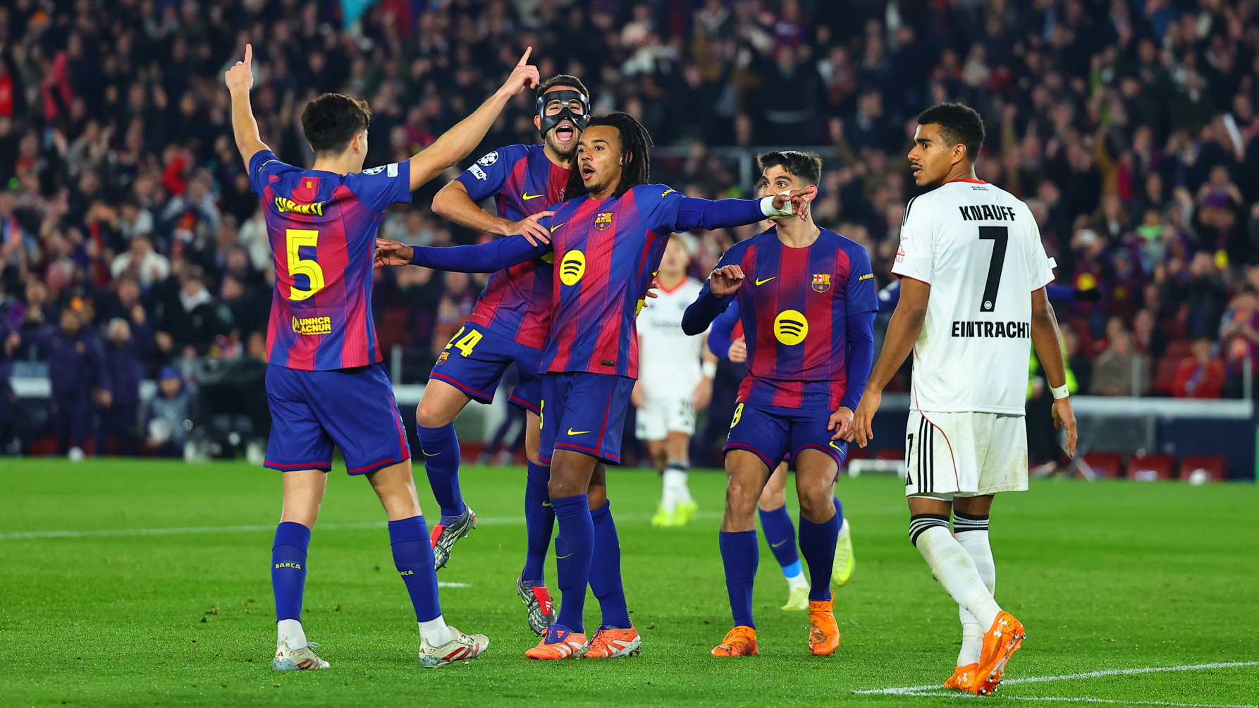 Jules Koundé celebra el segundo tanto con sus compañeros.