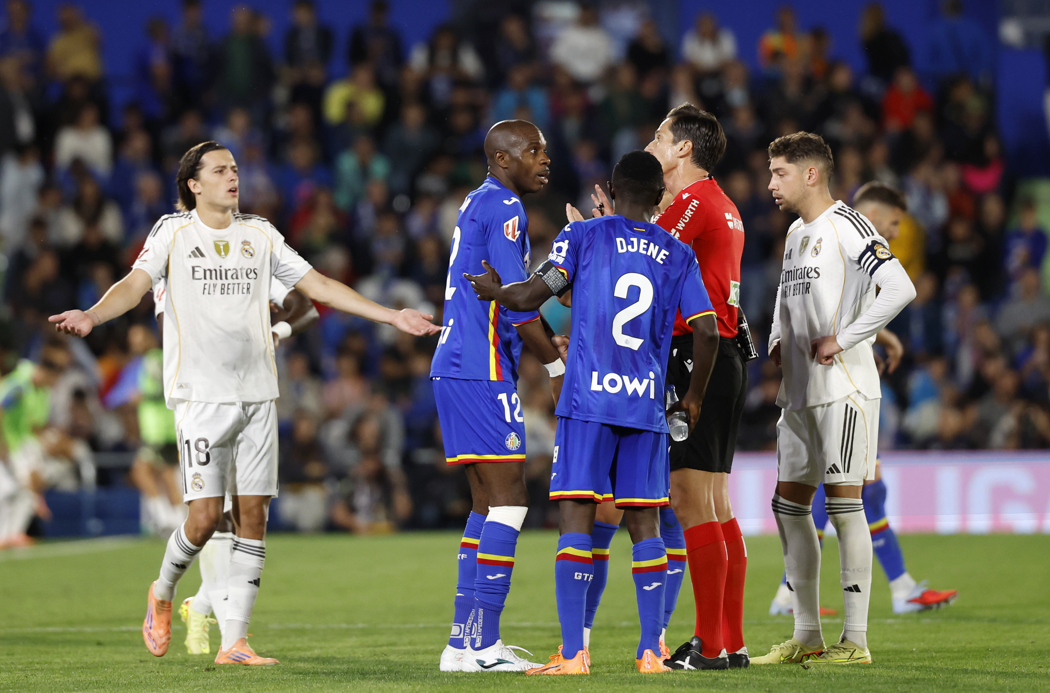 Nyom protesta airadamente tras ver la roja directa por su acción sobre Vinicius.