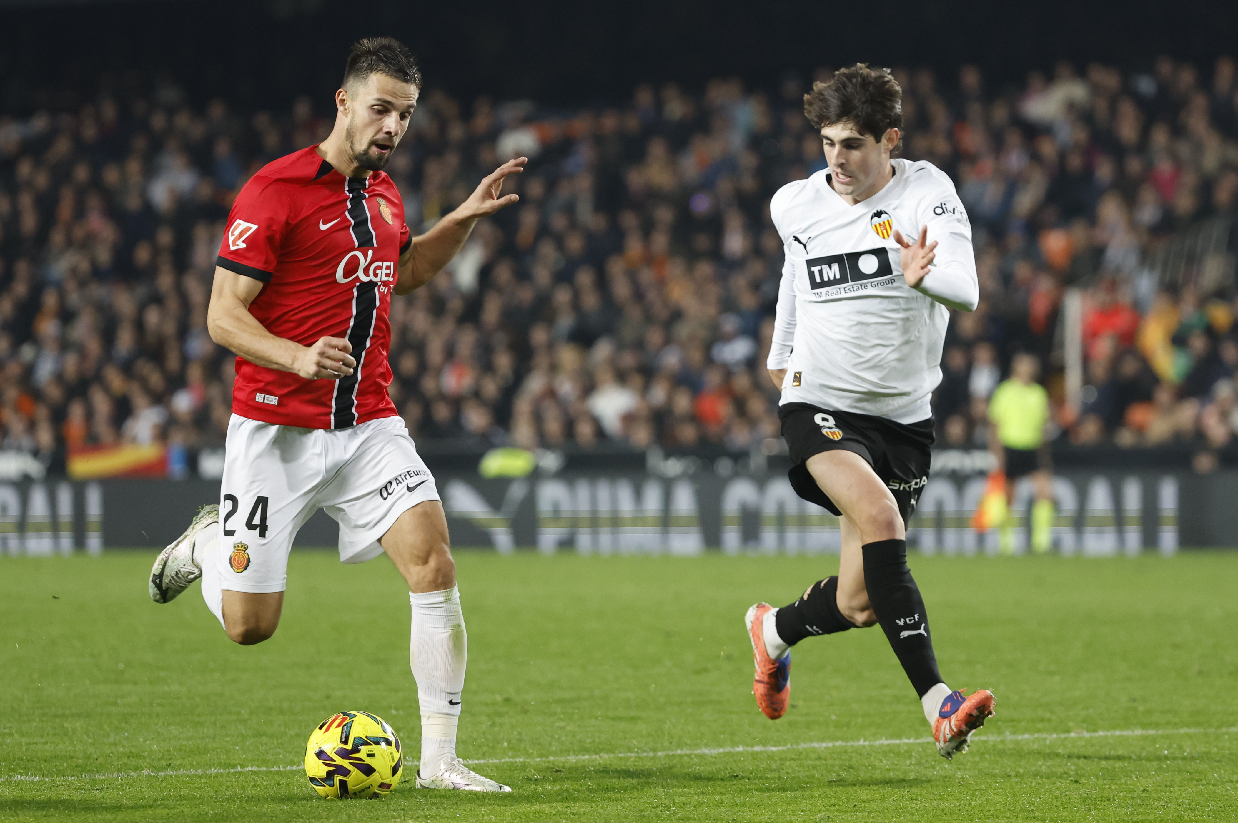 VALENCIA, 19/12/2025.- El defensa eslovaco del RCD Mallorca Martin Valjent (i) en acción ante Javier Guerra, del Valencia CF, durante el partido de LaLiga de fútbol disputado entre el Valencia CF y el RCD Mallorca, este viernes en el estadio de Mestalla. EFE/Ana Escobar
