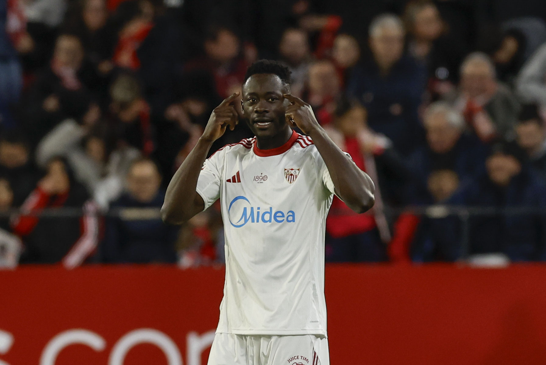SEVILLA, 24/01/2026.- El delantero nigeriano del Sevilla, Akor Adams, celebra el segundo gol del equipo sevillista durante el encuentro correspondiente a la jornada 21 de Laliga EA Sports que disputan hoy sábado Sevilla y Athletic Club en el estadio Sánchez Pizjuán de Sevilla. EFE / Julio Muñoz.