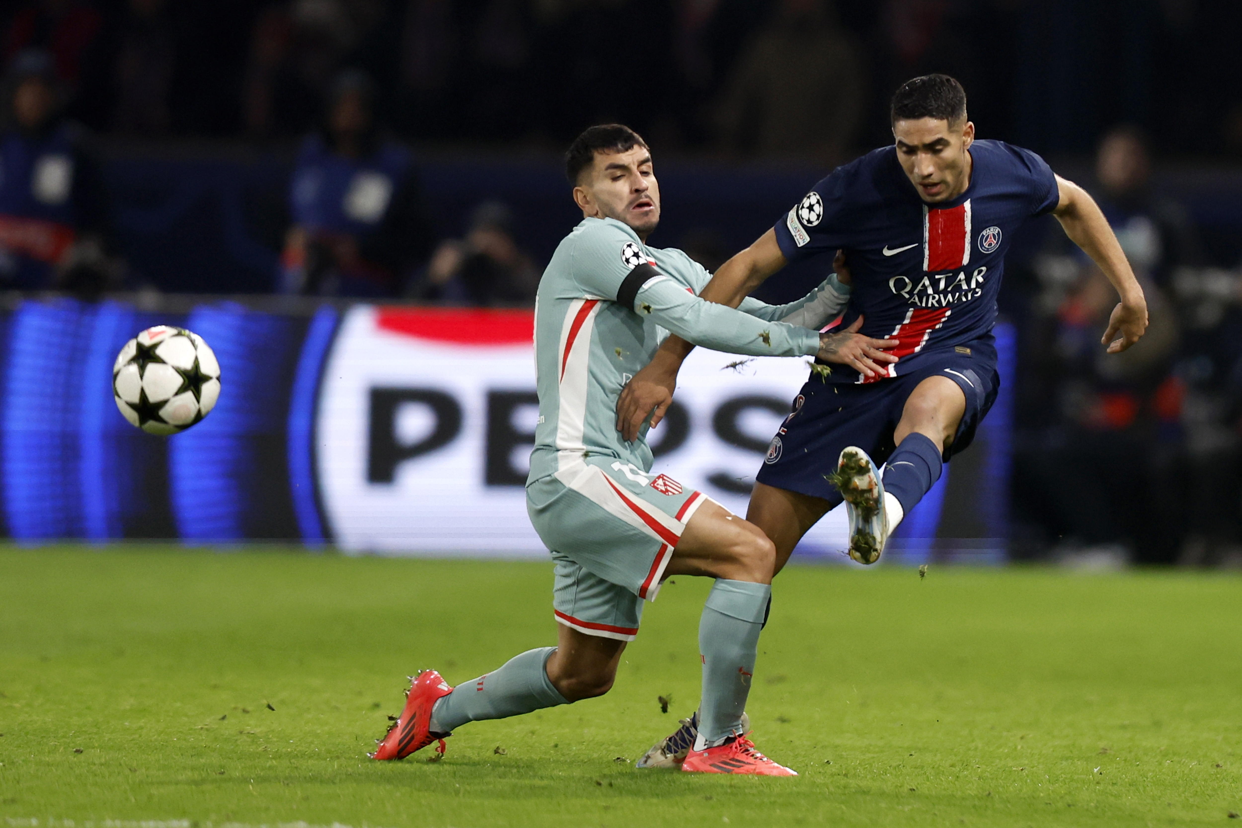 Paris (France), 06/11/2024.- Achraf Hakimi (R) of PSG and Angel Correa (L) of Atletico in action during the UEFA Champions League league phase match between Paris Saint-Germain and Atletico Madrid, in Paris, France, 06 November 2024. (Liga de Campeones, Francia) EFE/EPA/MOHAMMED BADRA
