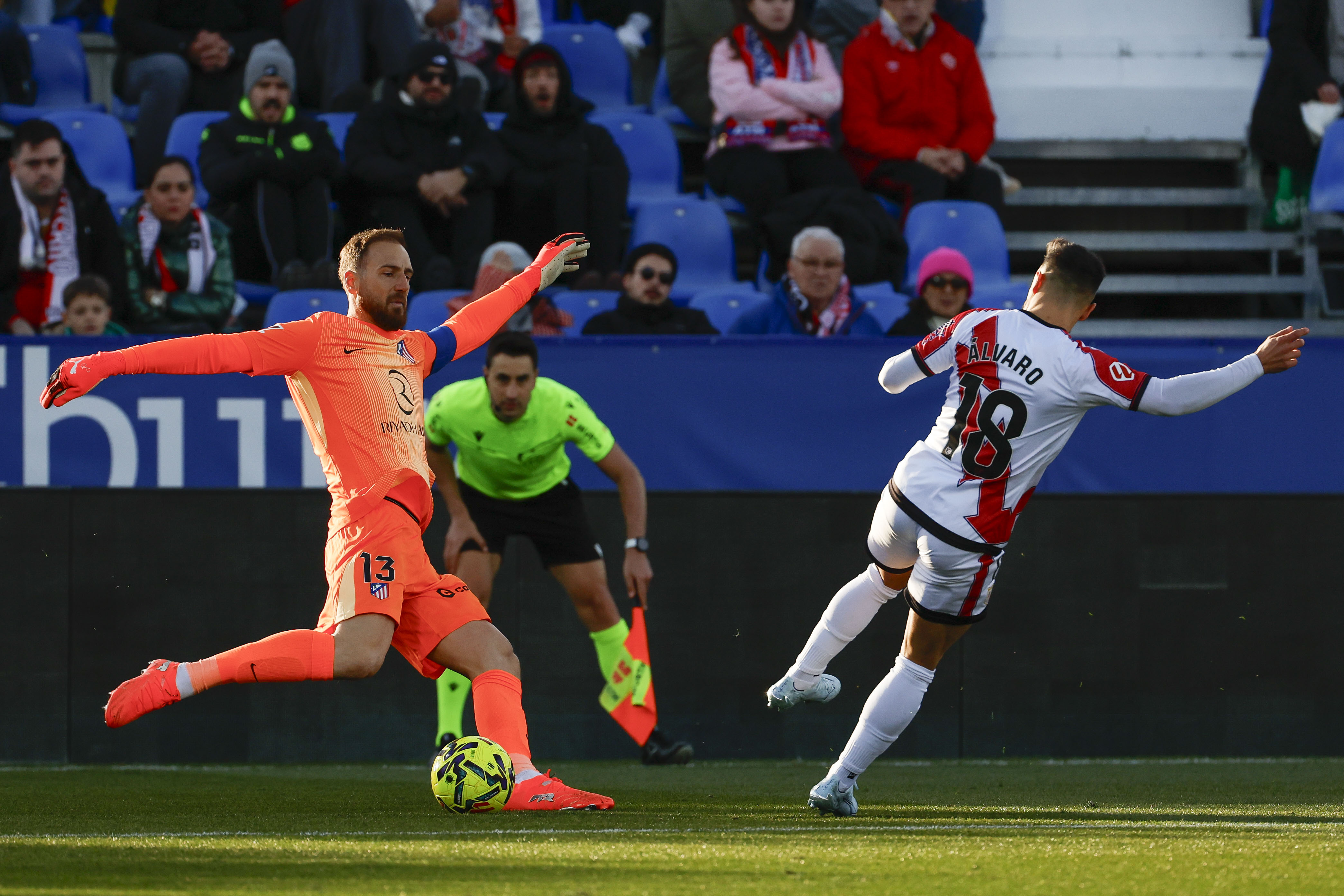 LEGANÉS (MADRID), 15/02/2026.- El delantero del Rayo Vallecano, Álvaro García (d) presiona al portero esloveno del Atlético de Madrid, Jan Oblak (i) durante el partido de la jornada 24 de LaLiga que disputan el Rayo Vallecano y el Atlético de Madrid, en el estadio Butarque de Leganés, este domingo. EFE/Mariscal
