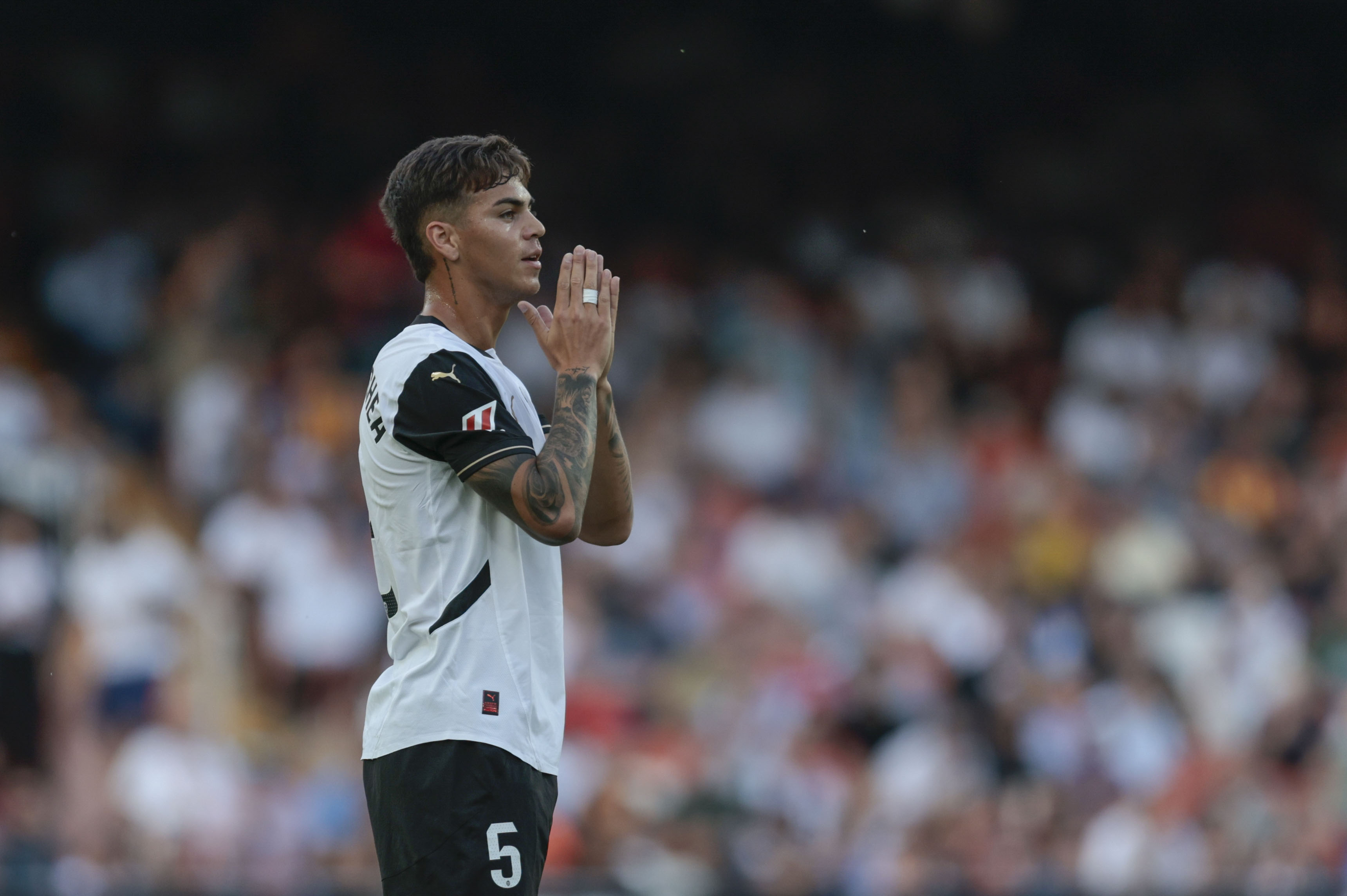 VALENCIA, 24/09/2024.- El centrocampista argentino del Valencia CF Enzo Barrenechea se lamenta tras una ocasin fallida durante el encuentro correspondiente a la sptima jornada de LaLiga EA Sports que enfrenta al Valencia CF y al Osasuna en el estadio de Mestalla en Valencia, este martes. EFE/ Biel Ali?o
