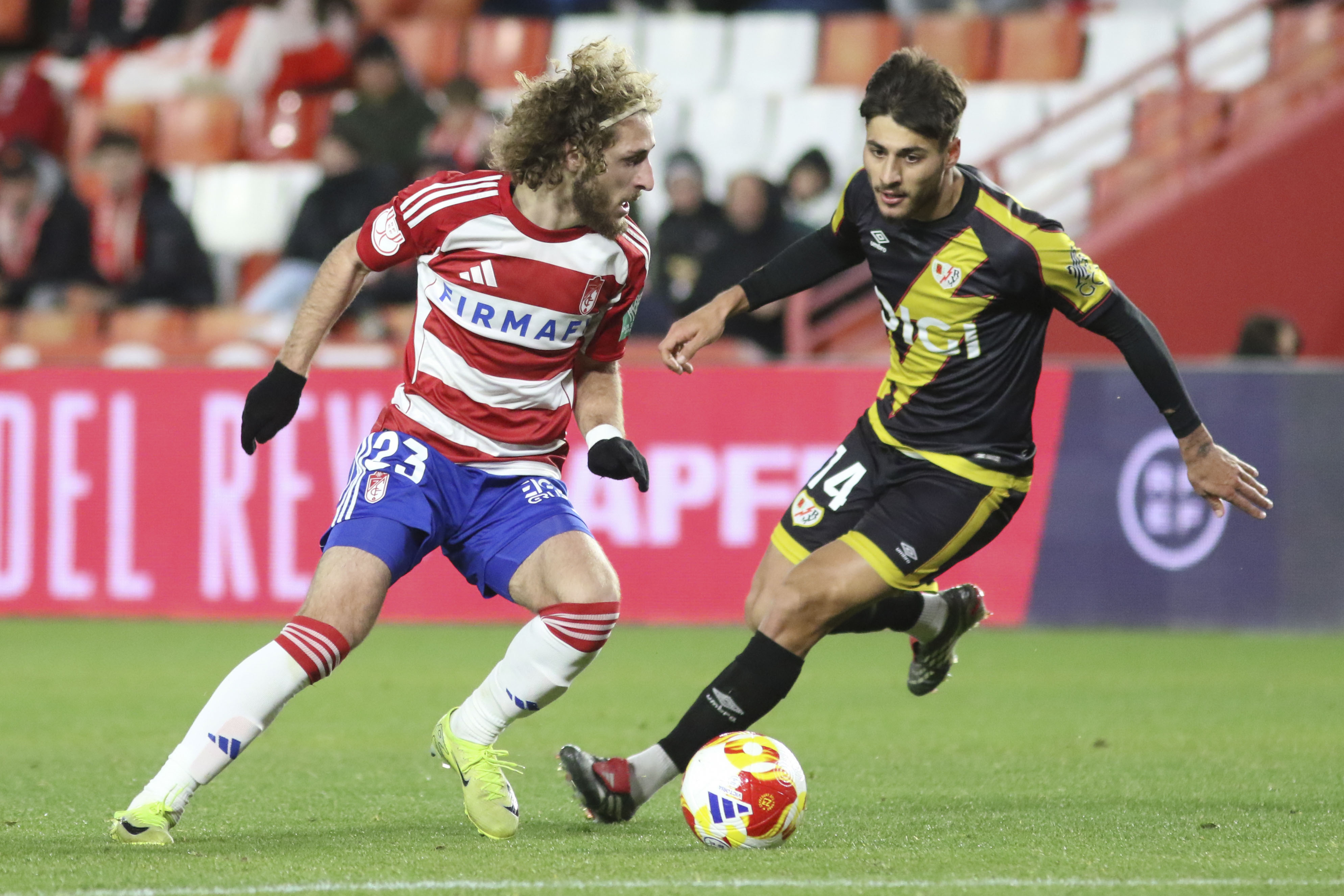 GRANADA (ANDALUCÍA), 06/01/2026.- El centrocampista del Granada Luka Gagnidze (i) durante el partido de la ronda de dieciseisavos de la Copa del Rey que enfrenta al Granada CF y al Rayo Vallecano en el estadio Nuevo Los Cármenes de la ciudad nazarí.