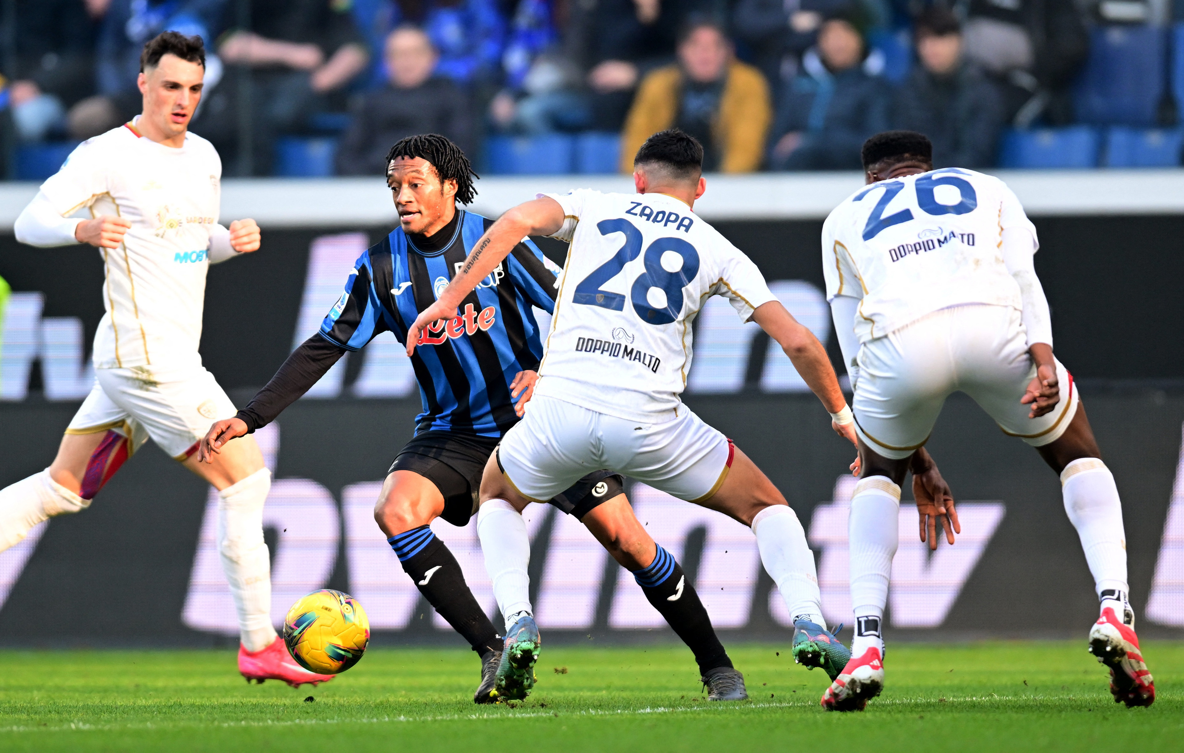 Soccer Football - Serie A - Atalanta v Cagliari - Gewiss Stadium, Bergamo, Italy - February 15, 2025 Atalanta's Juan Cuadrado in action with Cagliari's Gabriele Zappa REUTERS/Daniele Mascolo