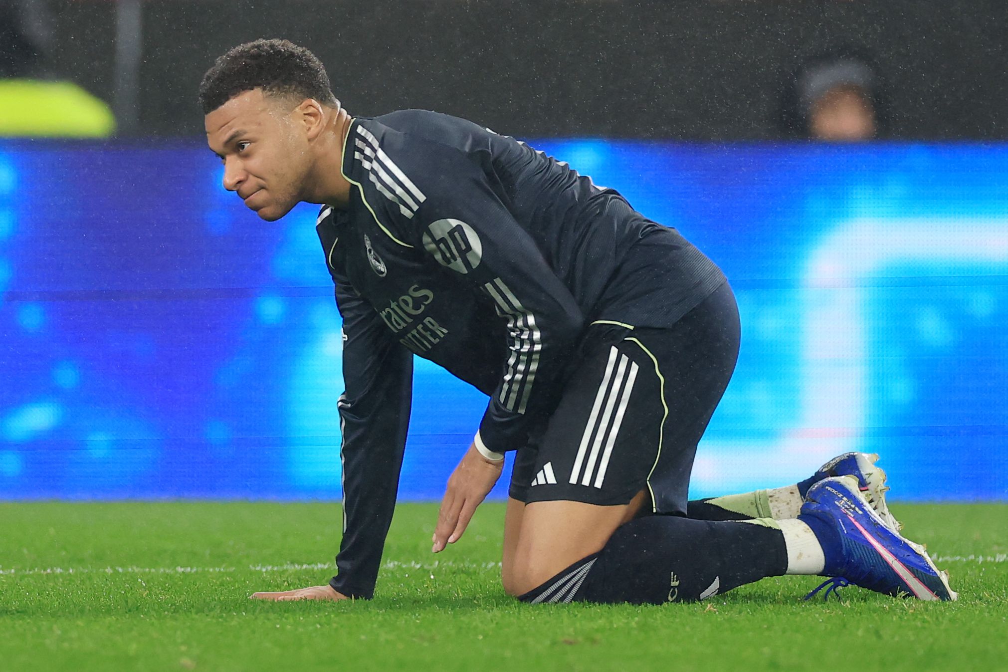 Real Madrid's French forward #10 Kylian Mbappe reacts during the UEFA Champions League league phase day 8 football match between SL Benfica and Real Madrid CF at Estadio da Luz in Lisbon on January 28, 2026. (Photo by PATRICIA DE MELO MOREIRA / AFP)