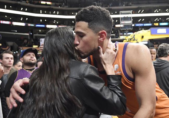 Kendall Jenner besa a su novio Devin Booker en público por primera vez -  Tikitakas