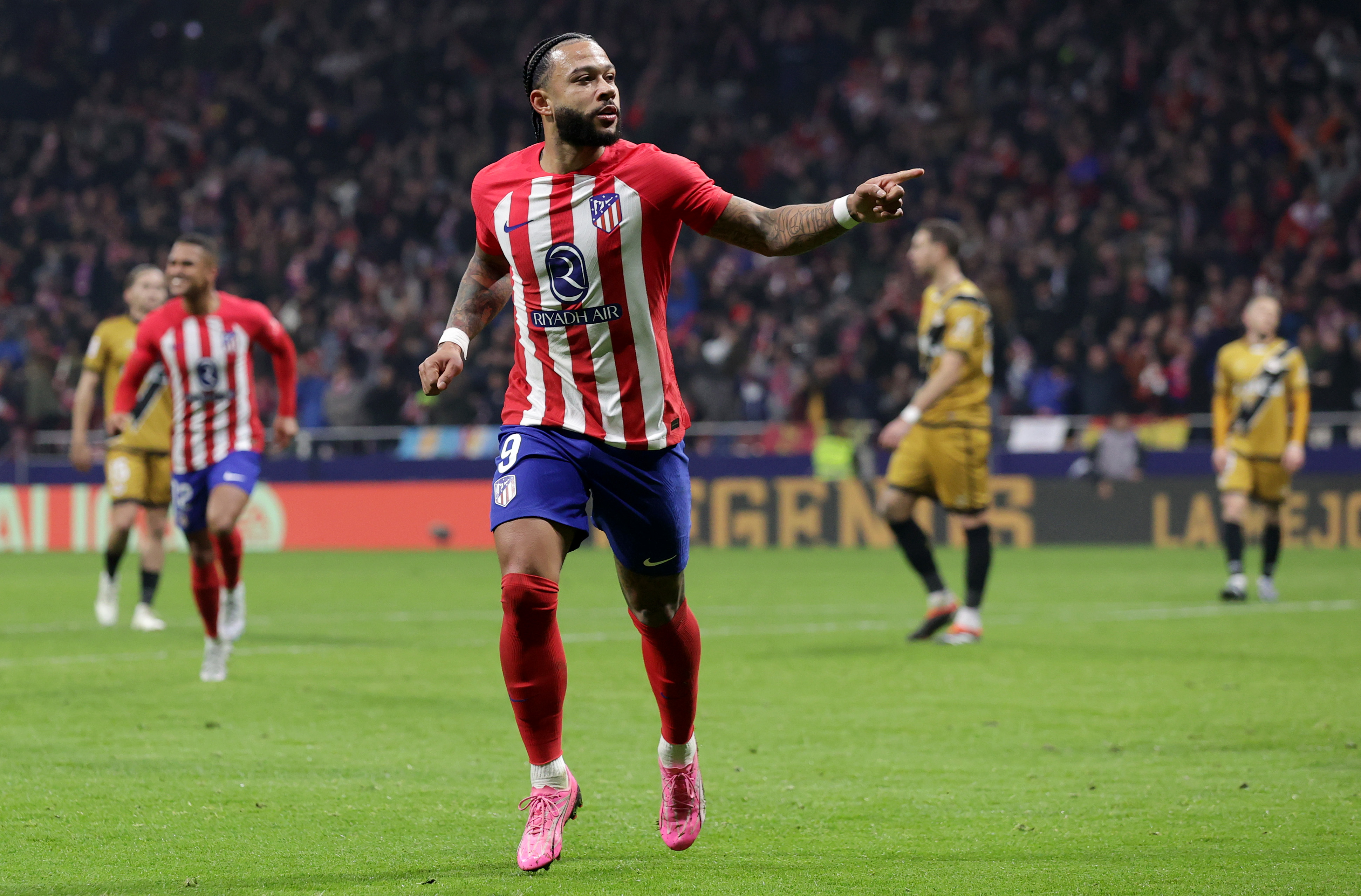 MADRID, SPAIN - JANUARY 31: Memphis Depay of Atletico Madrid celebrates scoring a goal that is later disallowed after a VAR decision during the LaLiga EA Sports match between Atletico Madrid and Rayo Vallecano at Civitas Metropolitano Stadium on January 31, 2024 in Madrid, Spain. (Photo by Gonzalo Arroyo Moreno/Getty Images)