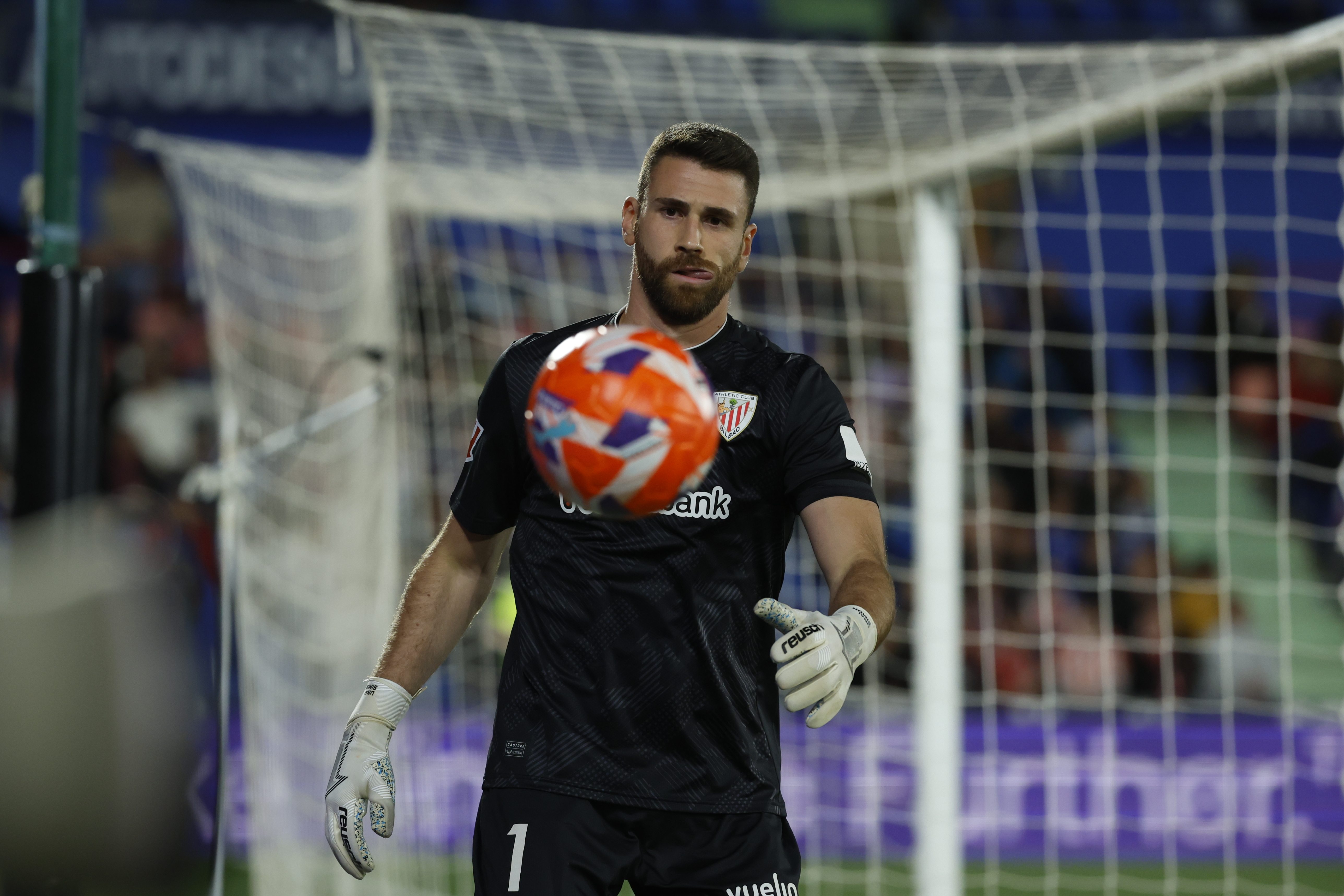 GETAFE (MADRID), 15/05/2025.- El guardameta del Athletic Club, Unai Simón, durante el encuentro correspondiente a la jornada 36 que disputan hoy jueves Getafe y Athletic en el Coliseum de Getafe. EFE / Mariscal.