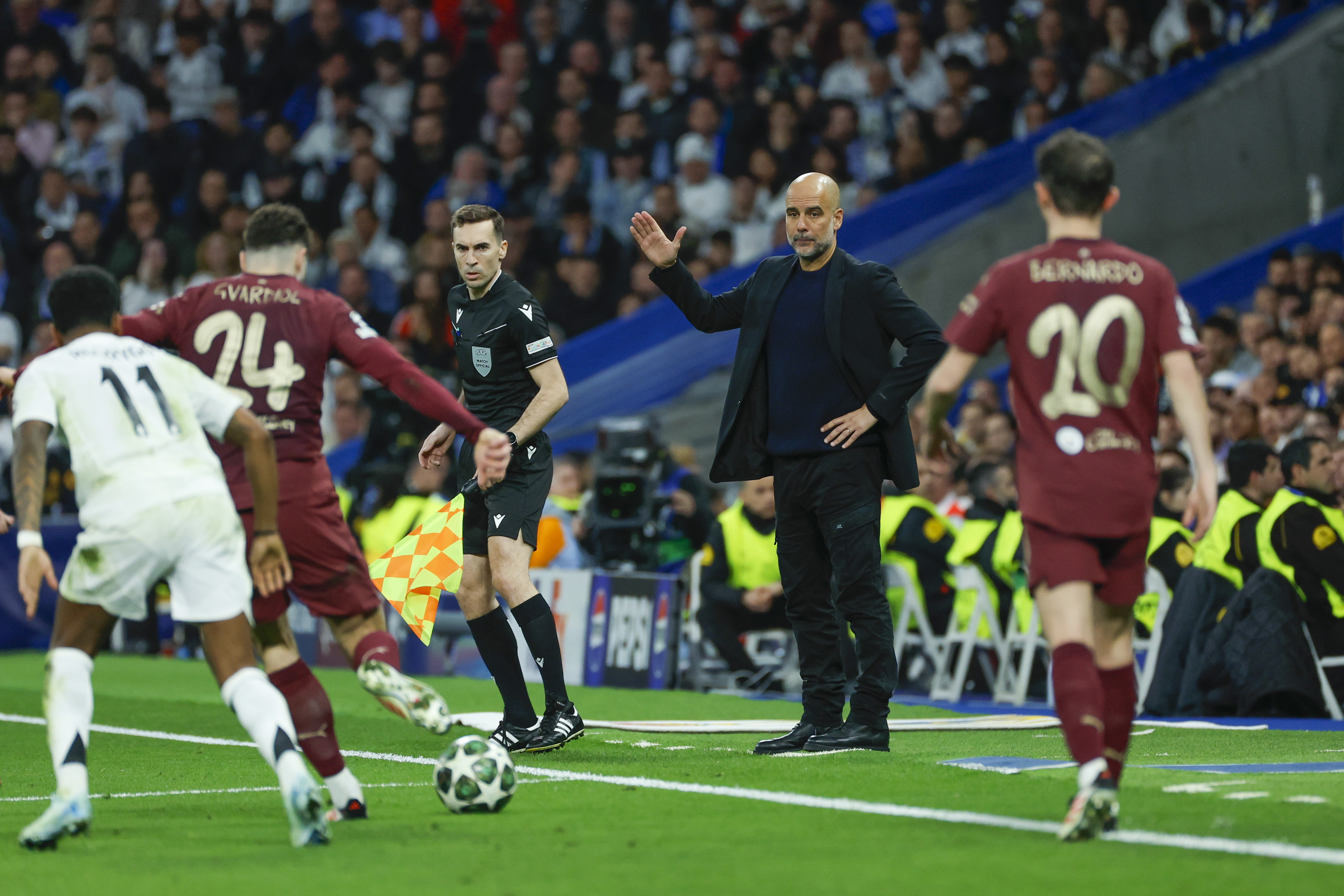 MADRID, 19/02/2025.- El entrenador del Manchester City, el espa?ol Pep Guardiola durante el partido de vuelta de la eliminatoria previa a los octavos de final de la Liga de Campeones que Real Madrid y Manchester City disputan hoy mircoles en el estadio Santiago Bernabu. EFE/JuanJo Martn
