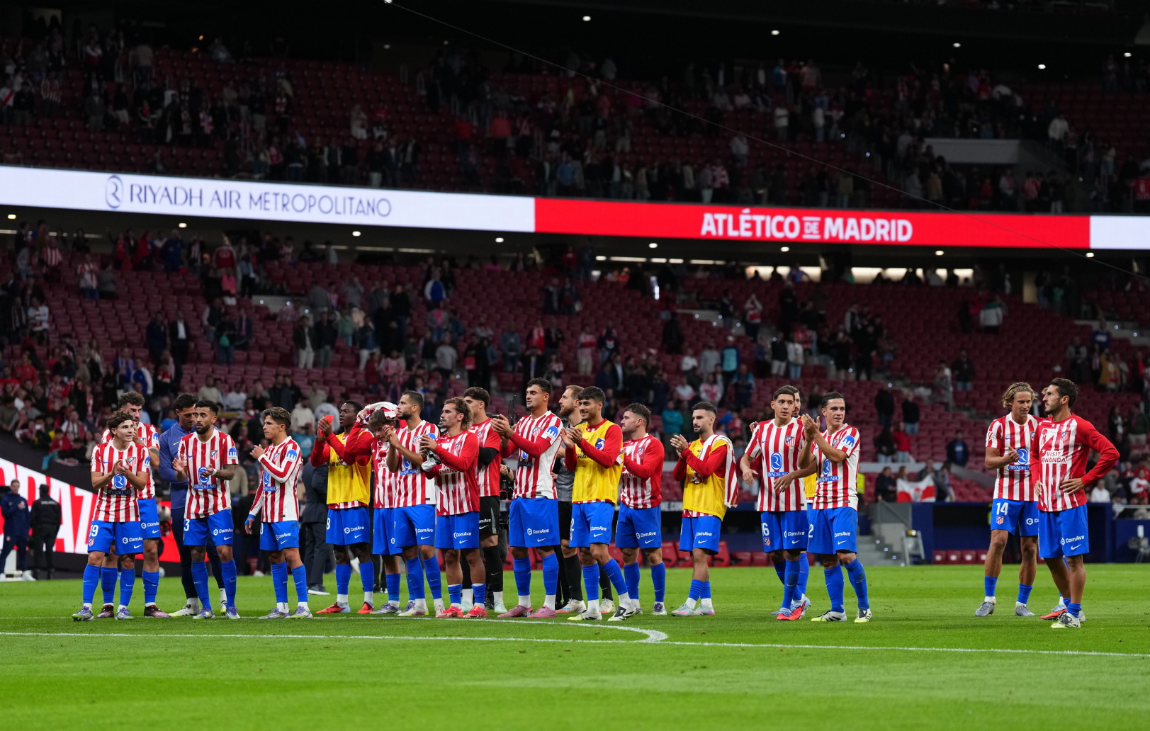 Los jugadores del Atlético de Madrid saludan a los aficionados presentes en el Metropolitano tras finalizar el partido.
